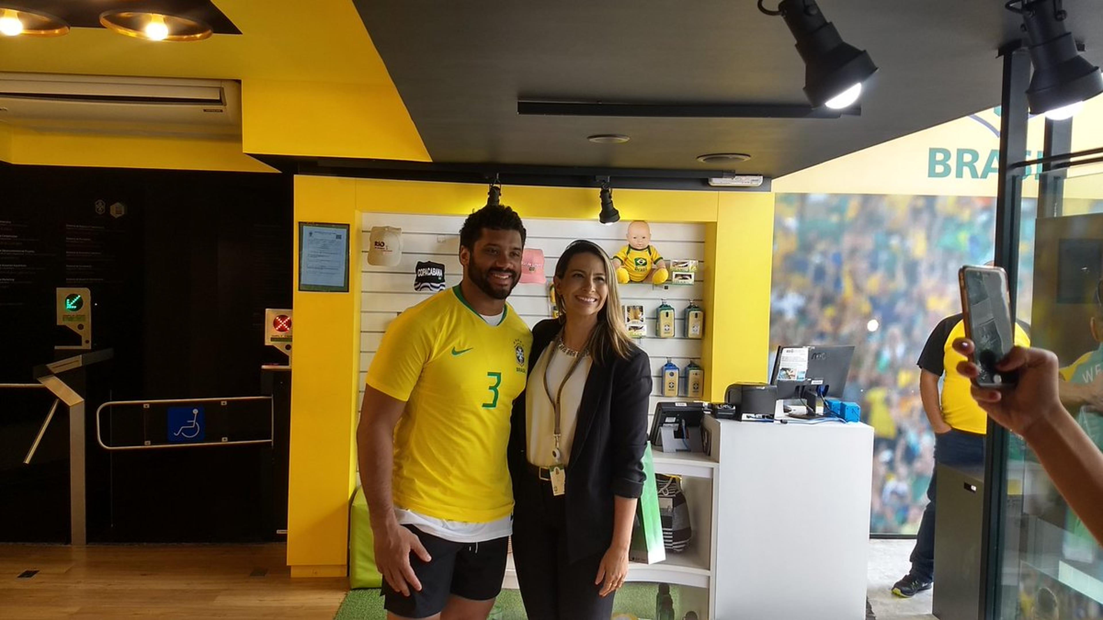 Astro da NFL, Russell Wilson visita CBF e veste camisa da Seleção