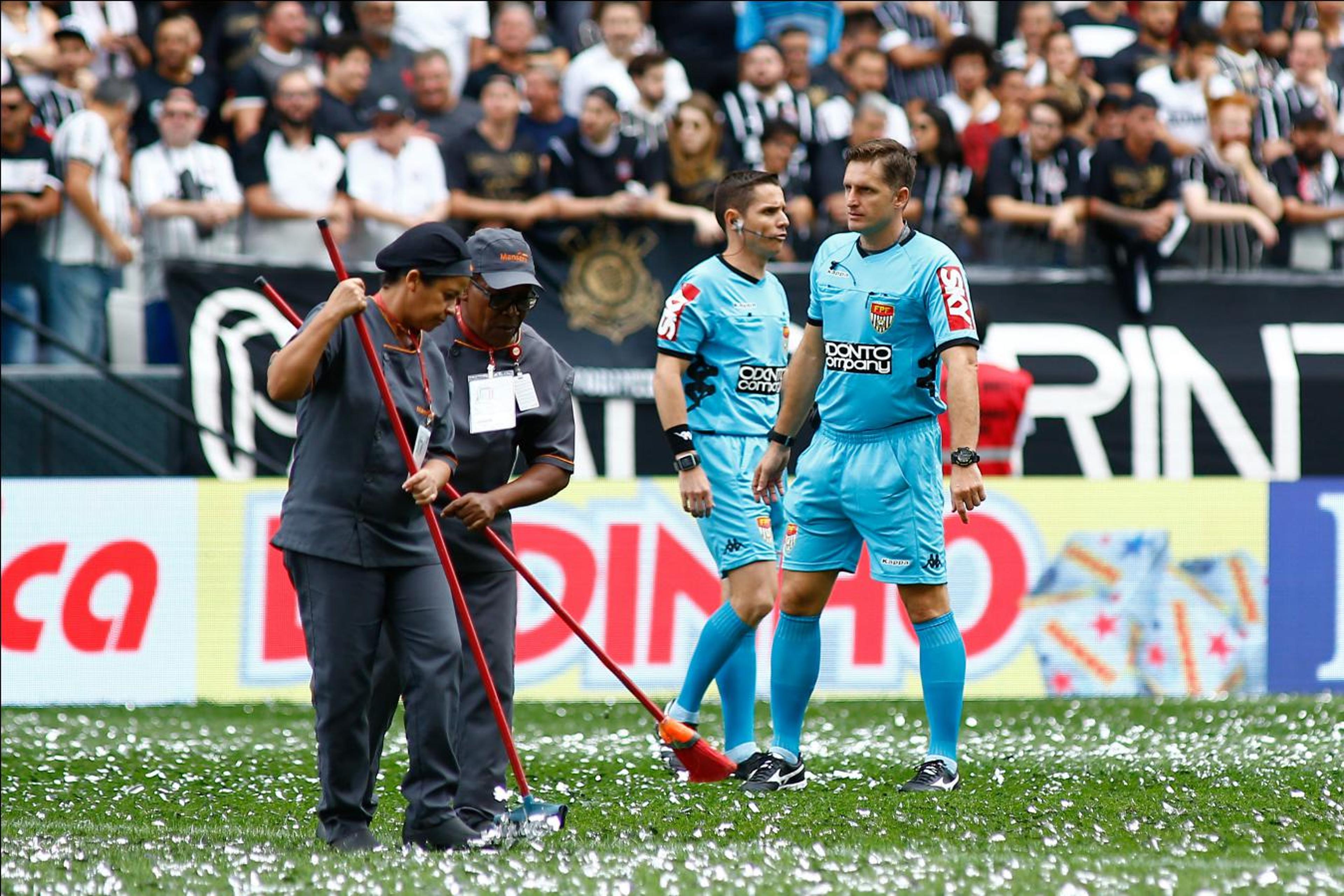 Chuva de papel picado faz gramado da Arena Corinthians ser ‘varrido’ e atrasa clássico contra o Santos