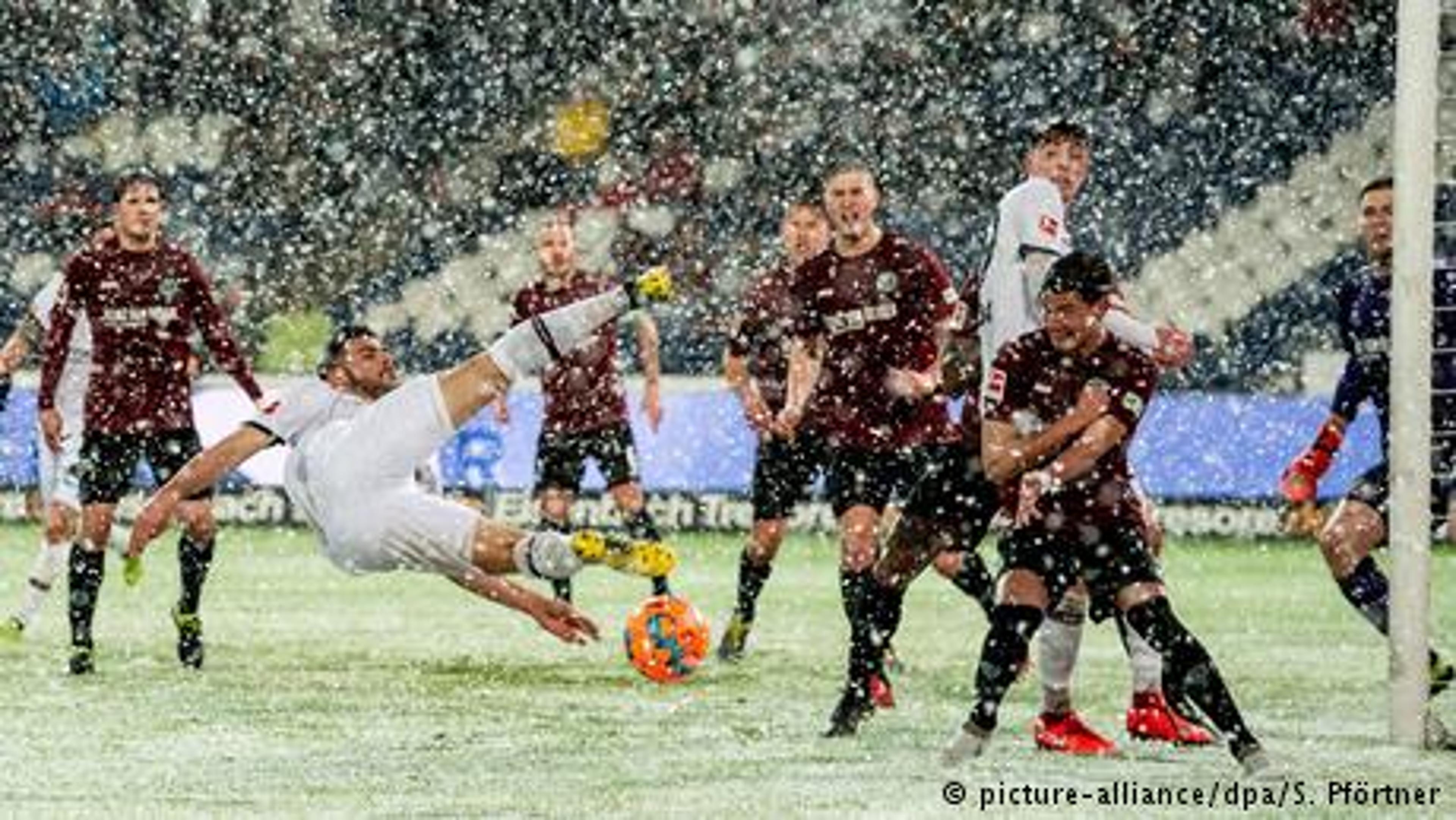 VÍDEO: Neve evita gol em cima da linha no Campeonato Alemão