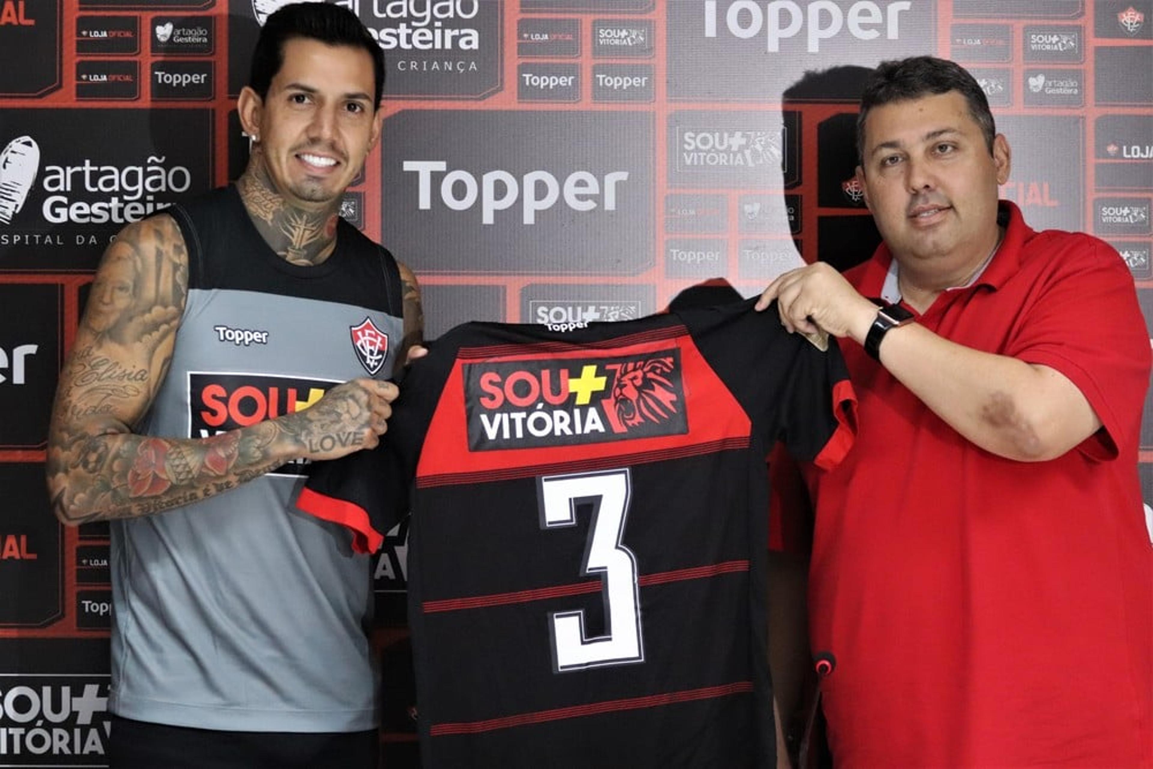 Victor Ramos é apresentado como novo zagueiro do Vitória