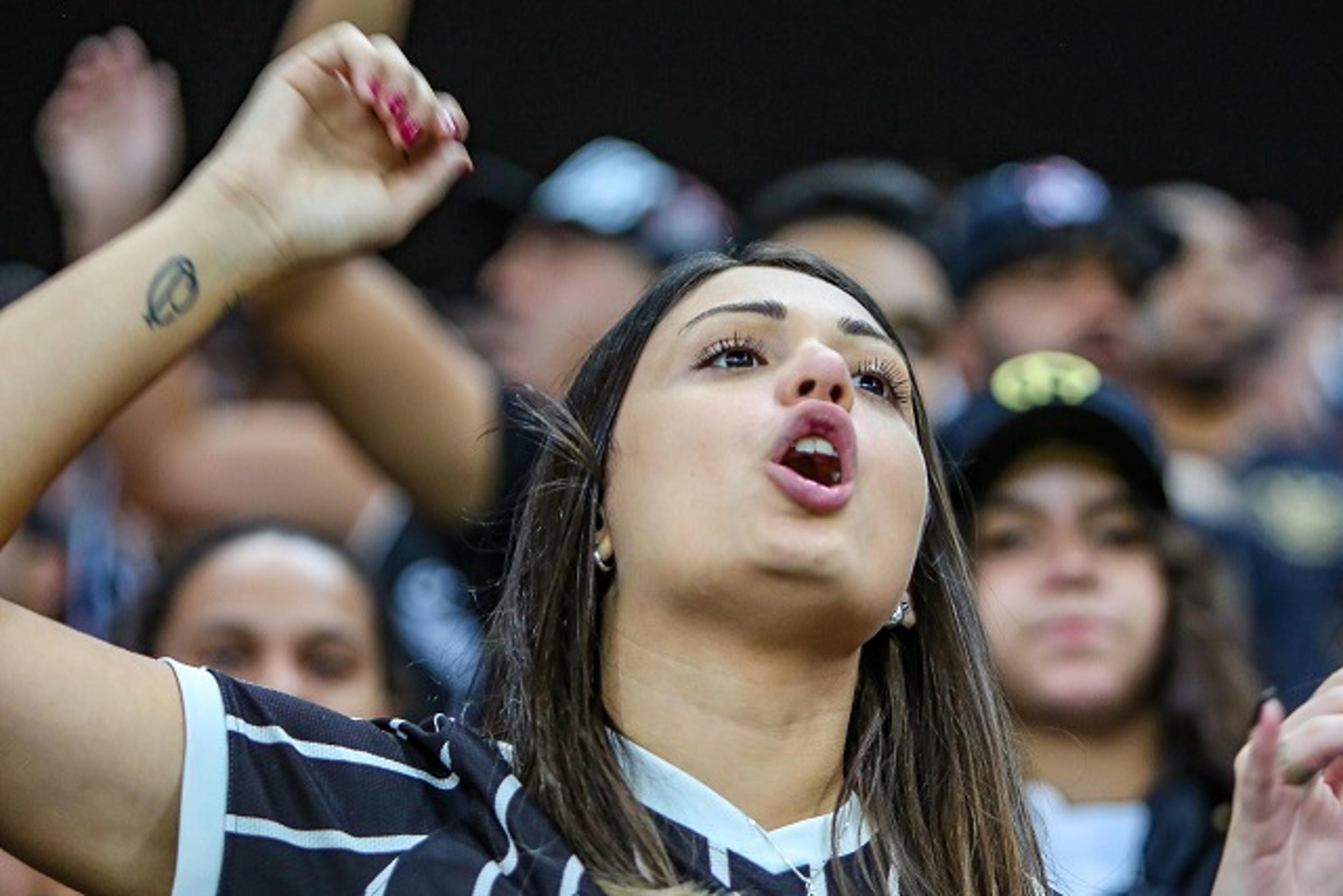 Mulher paga meia-entrada em jogo do Corinthians contra o Oeste