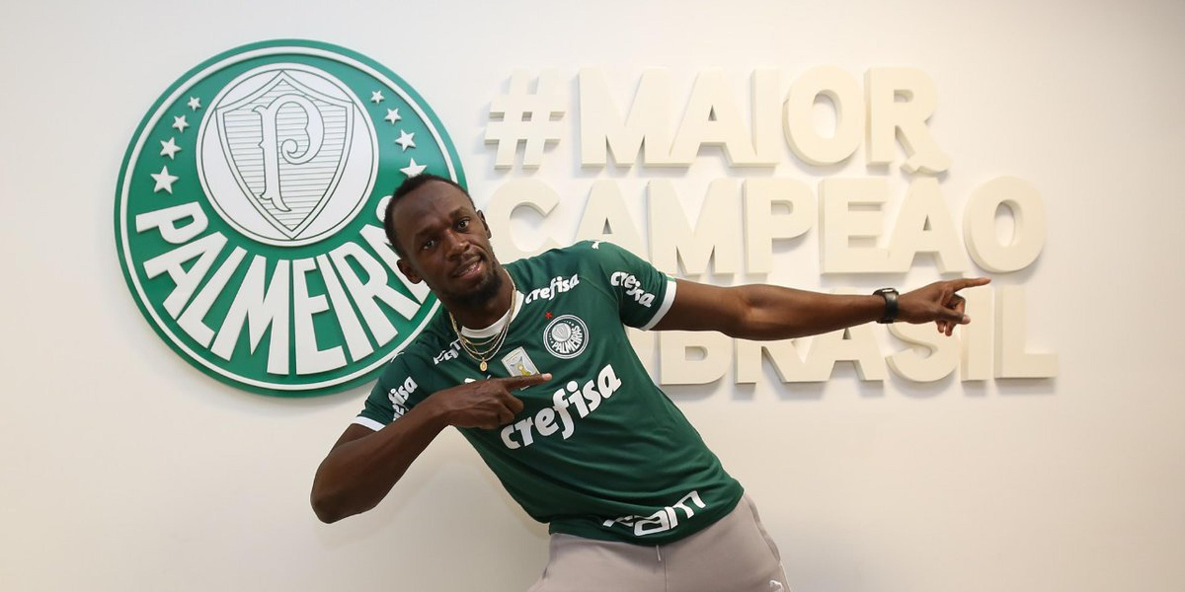 Bolt visita Palmeiras, joga futmesa com elenco e enaltece clube e Felipão