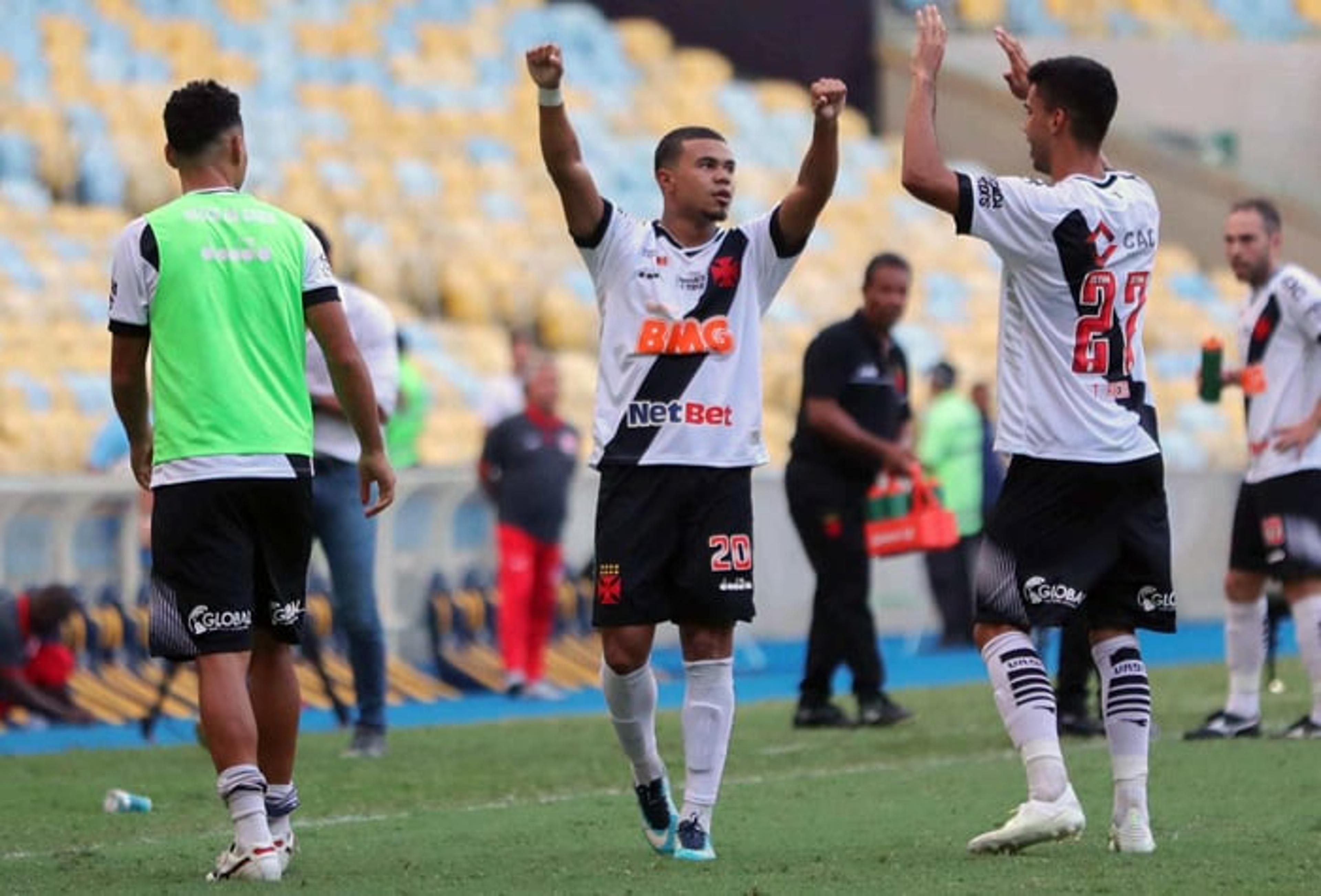 Após 1º tempo ruim, Vasco evolui, melhora e está na final do Carioca