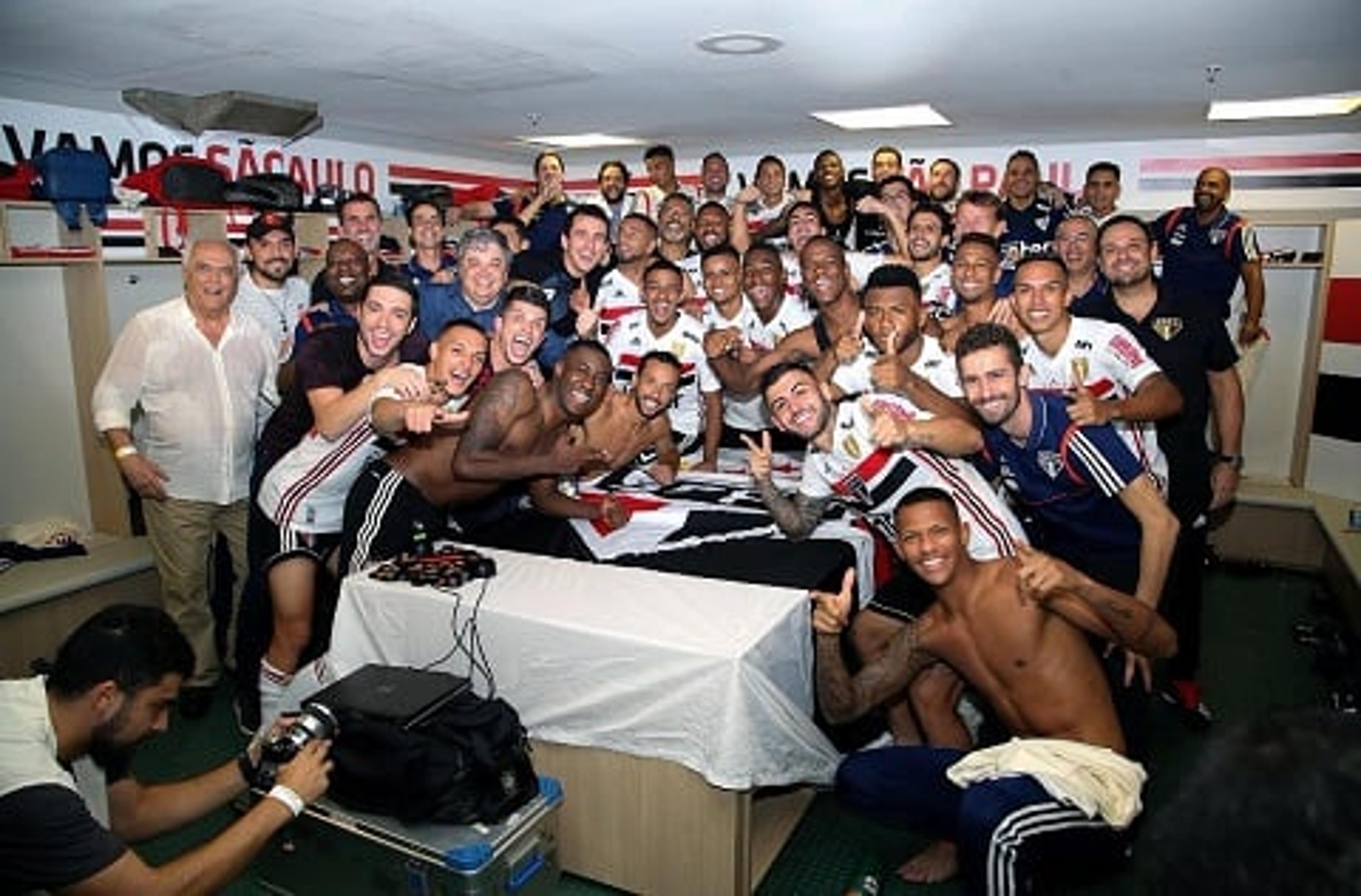 São Paulo deixa vestiário de visitante do Allianz tricolor, e elenco tira foto