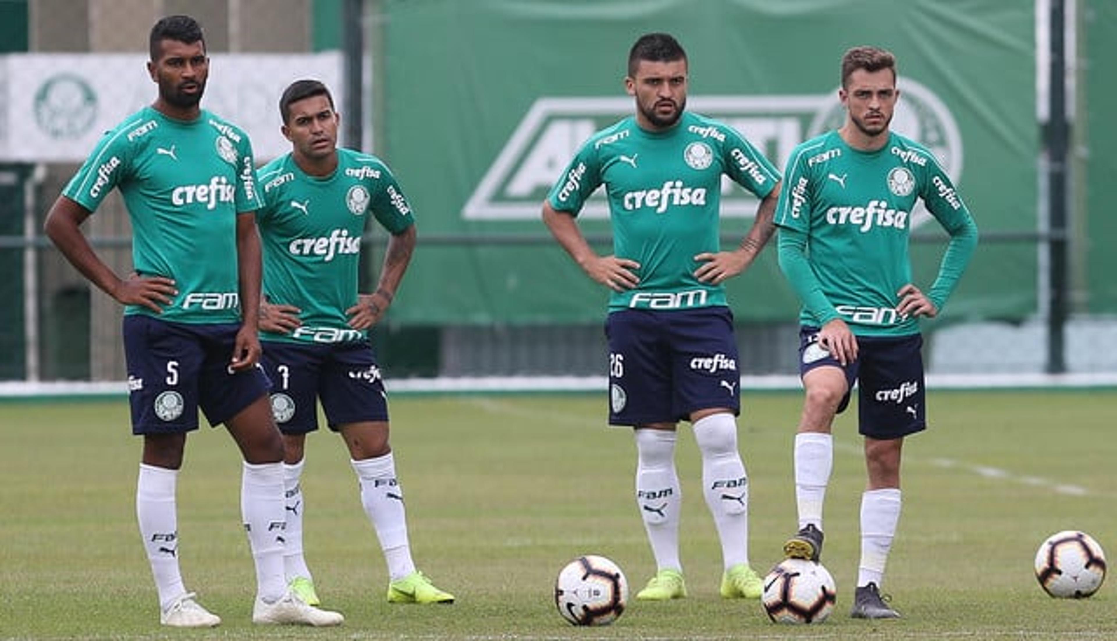 Victor Luis treina no Palmeiras na véspera de partida da Libertadores