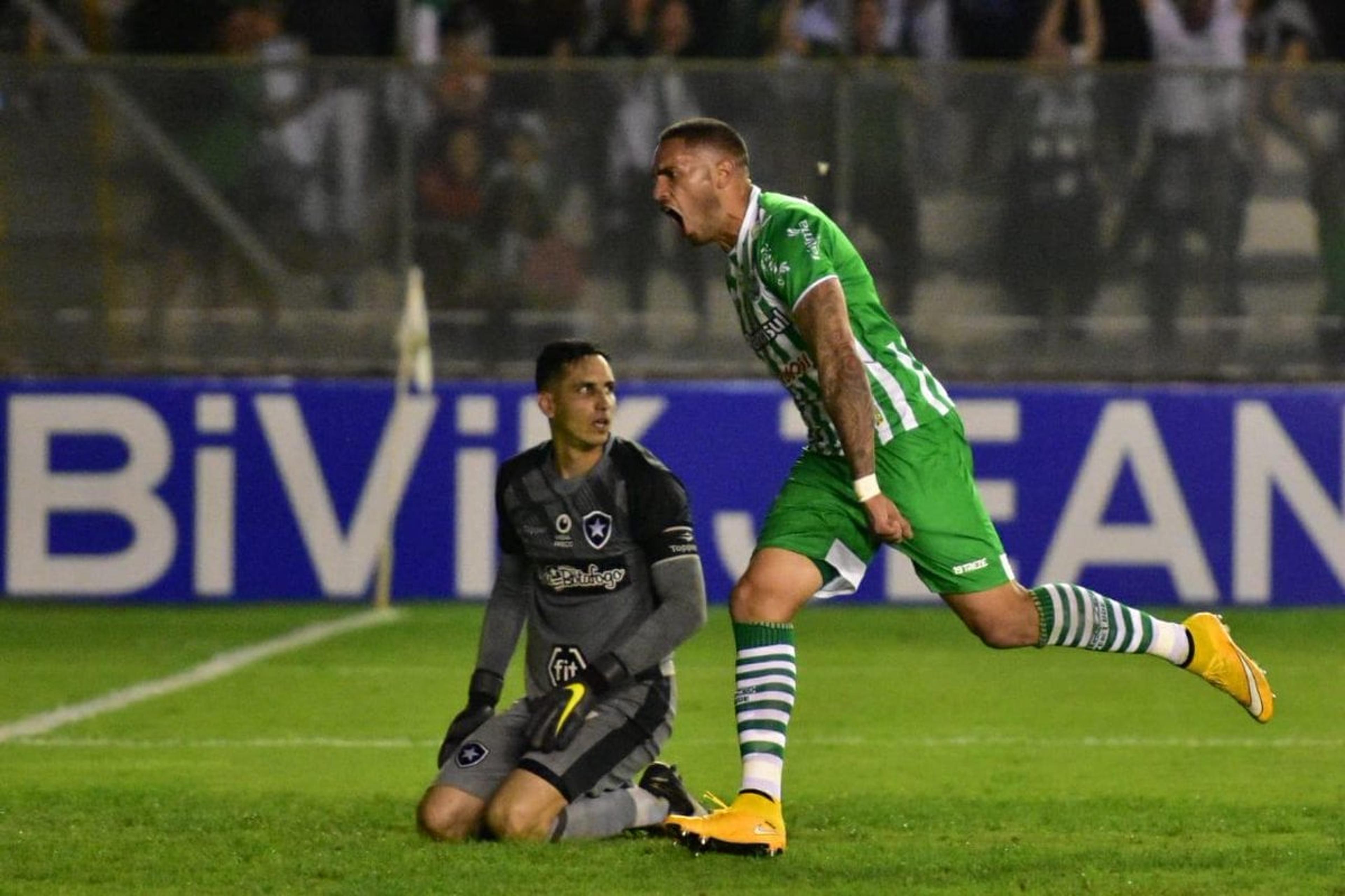 Expulsão crucial, futebol pobre e virada no fim: a queda do Botafogo