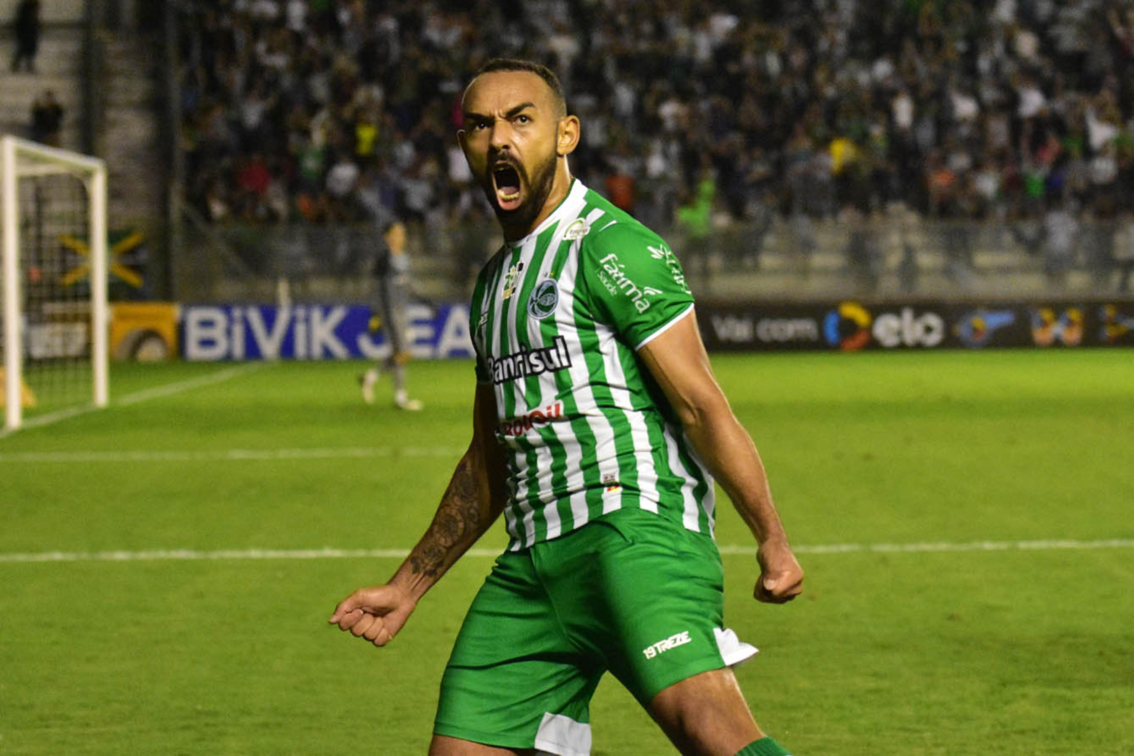 Da quase desistência do futebol ao gol que eliminou o Botafogo: Conheça a história de Dalberto