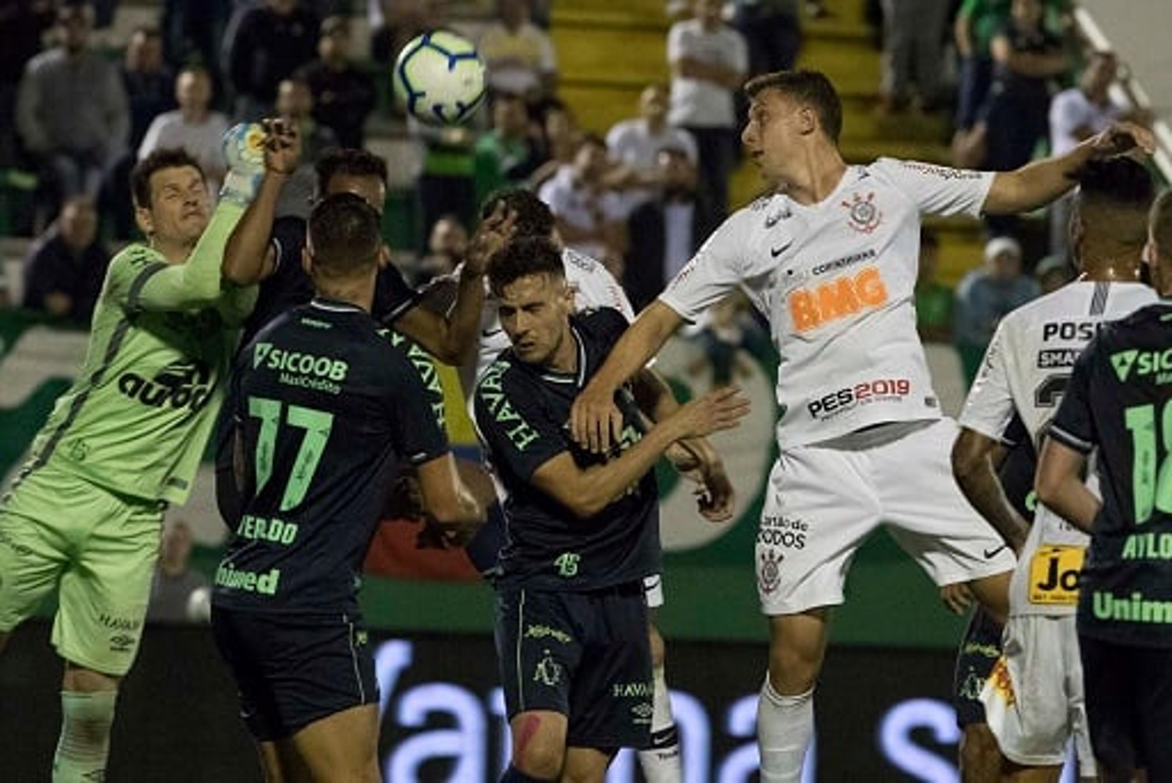 Corinthians volta a ter dificuldades e aumenta jejum: quatro jogos sem gols