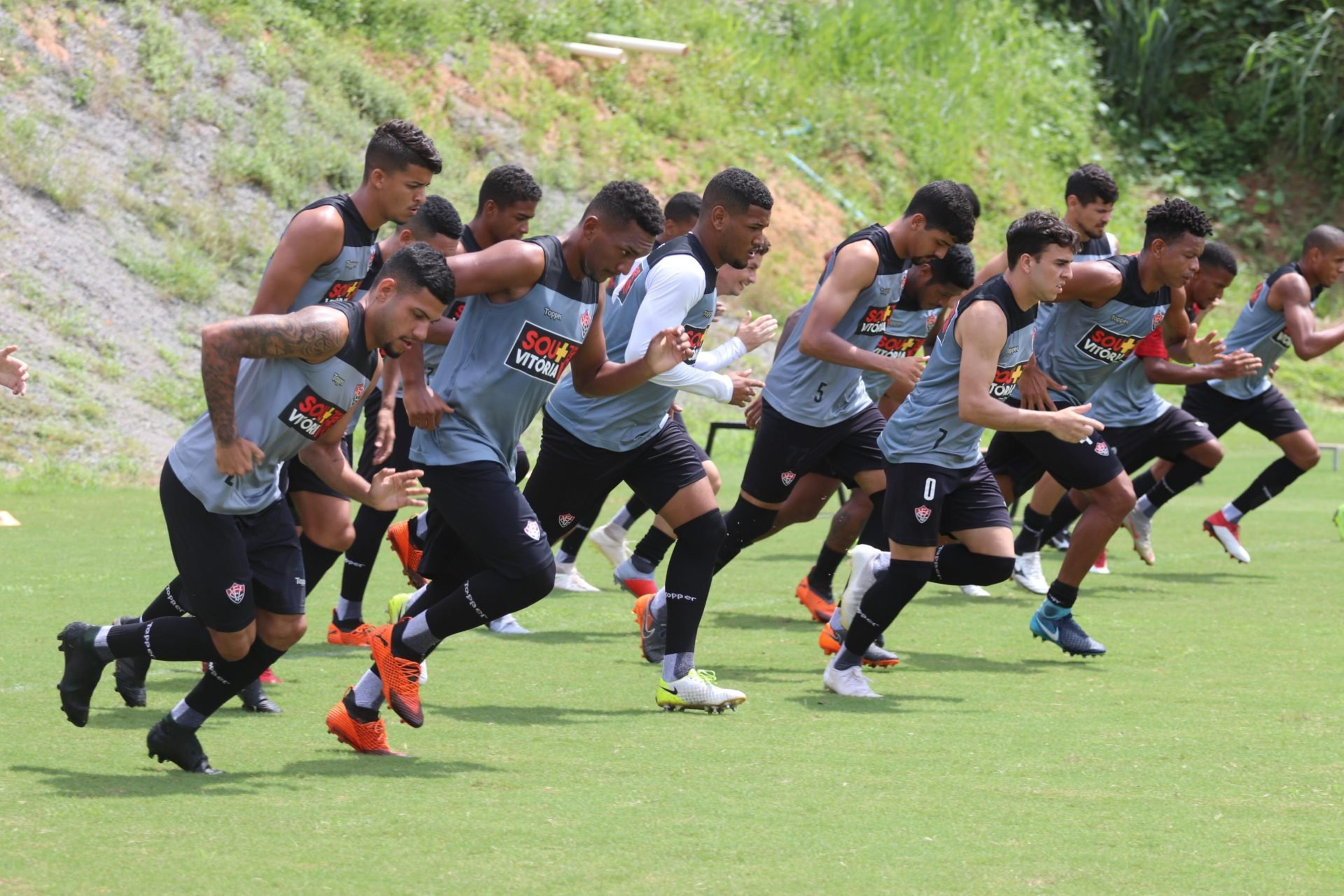 Montagem em treino do Vitória mostra equipe com três volantes