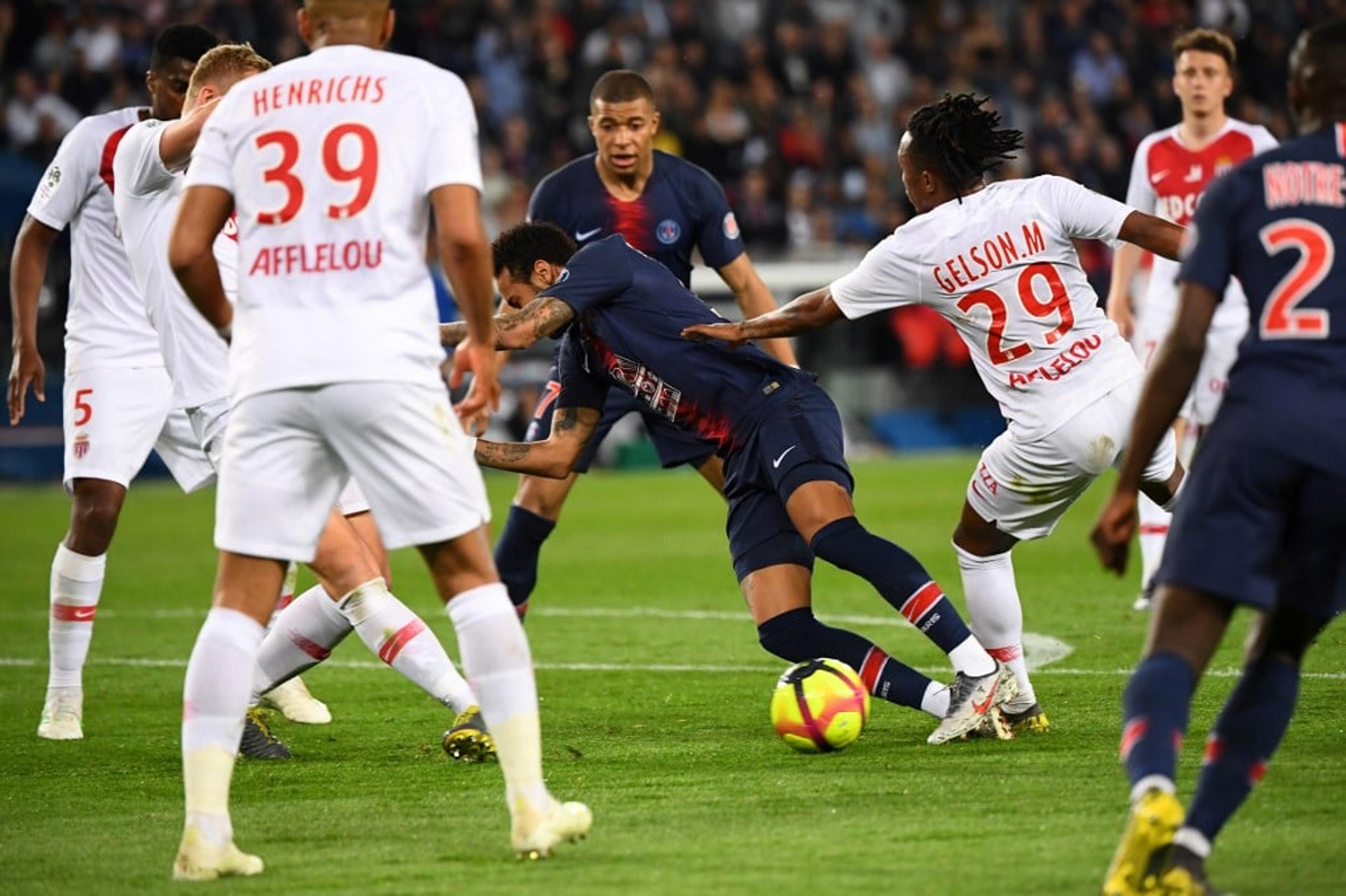 Jogo entre Monaco e PSG, pelo Francês, é adiado por mau tempo