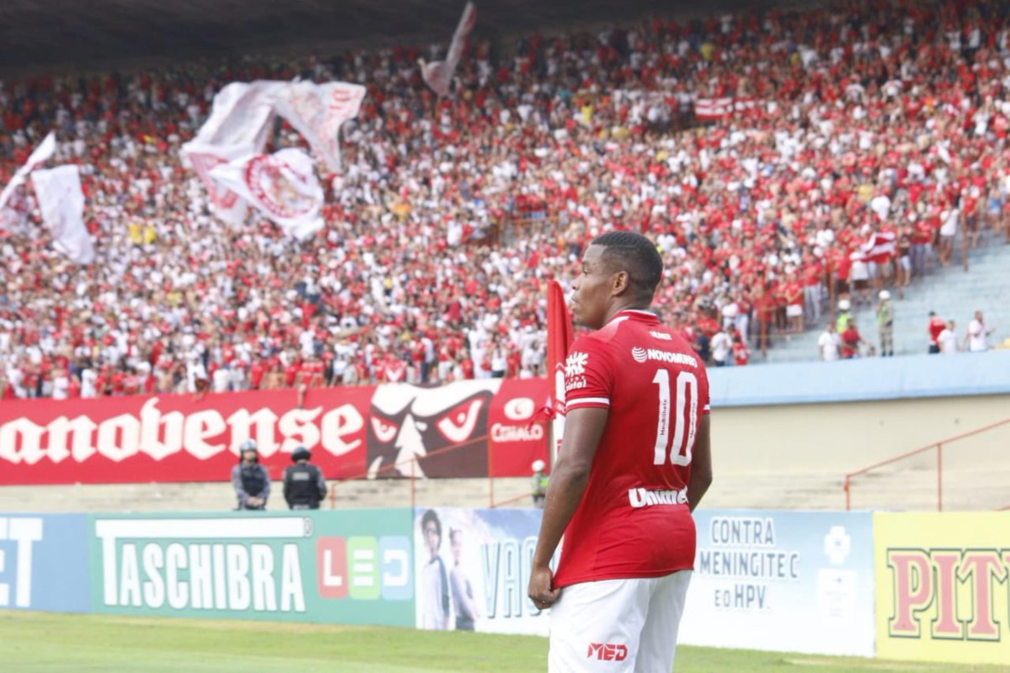 Artilheiro do Goiano, Alan Mineiro comemora boa fase no Vila Nova