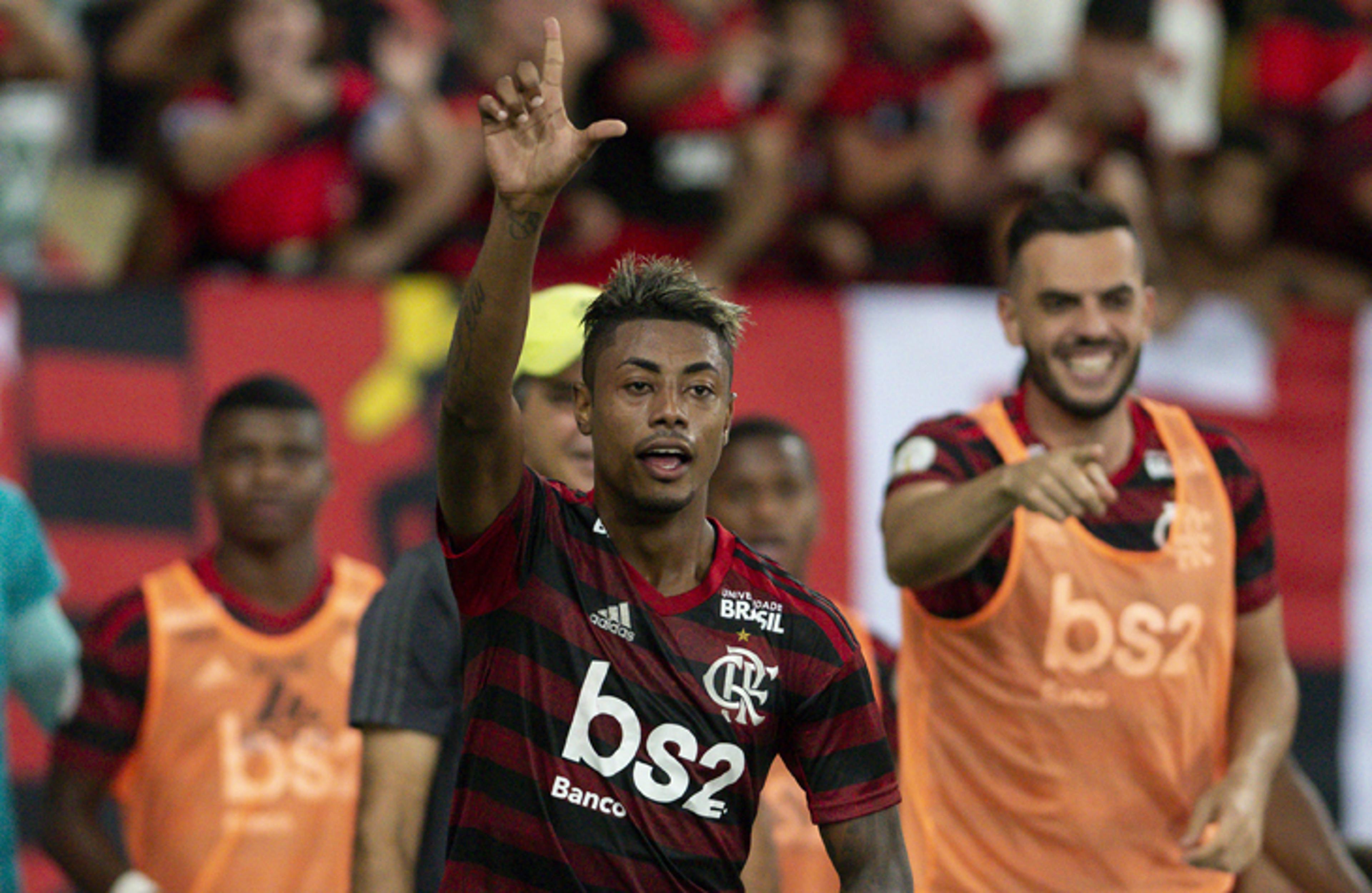 Flamengo melhora no segundo tempo e começa Brasileirão com vitória