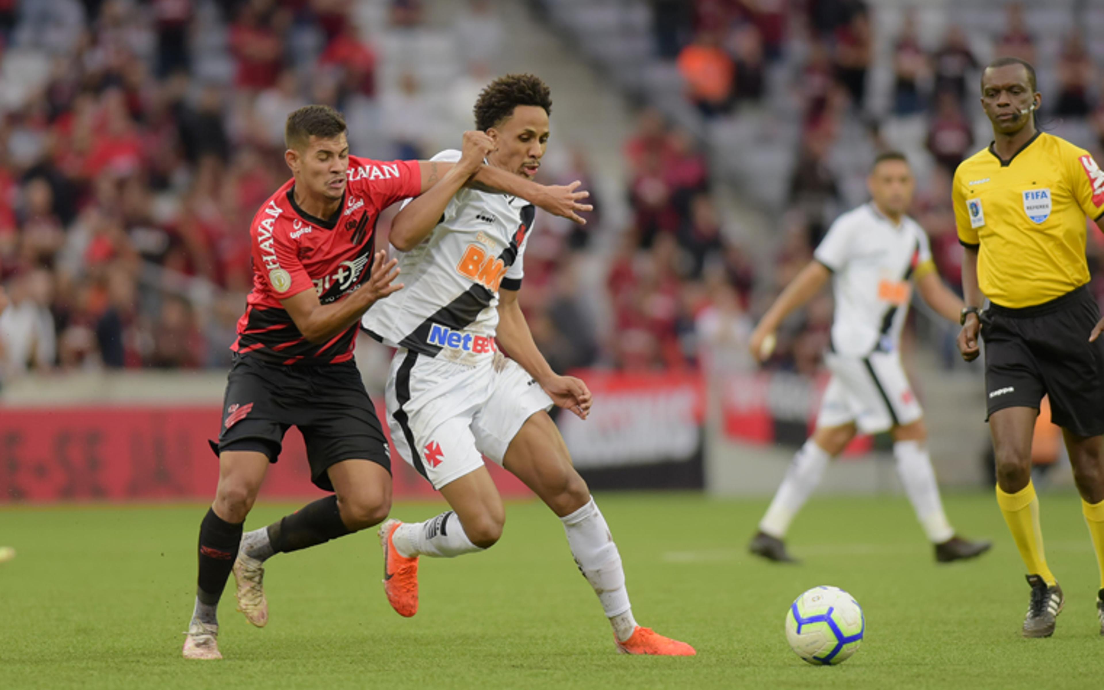 Domínio do Athletico e problemas defensivos: Vasco estreia com derrota