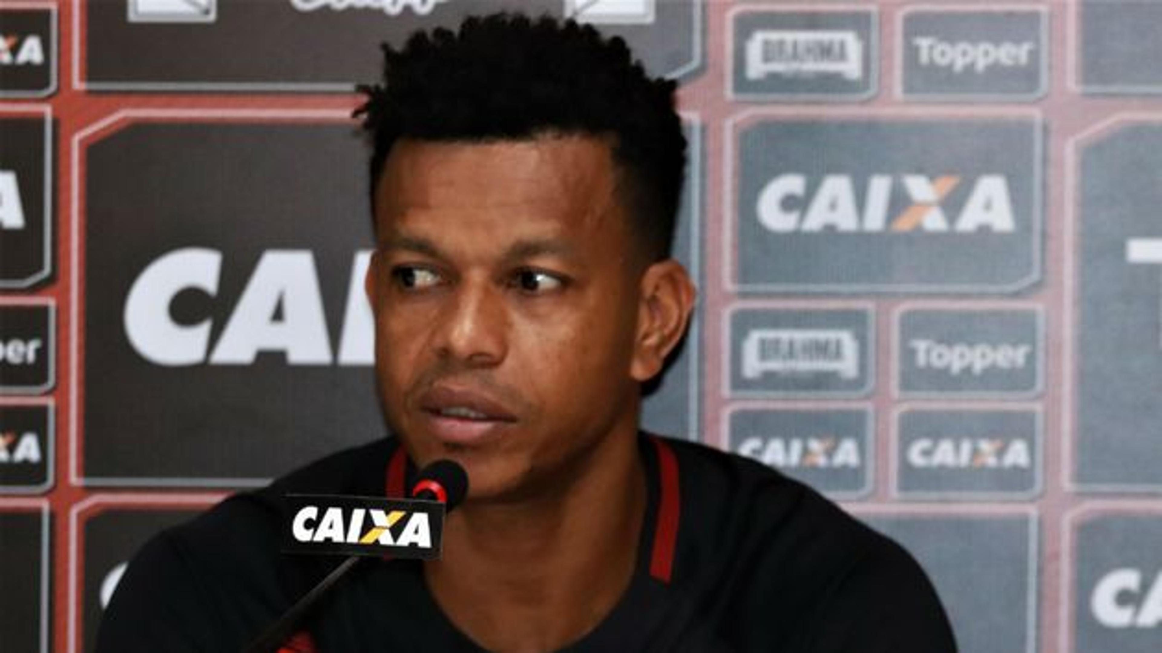 Edcarlos e outros três atletas são afastados do elenco do Vitória