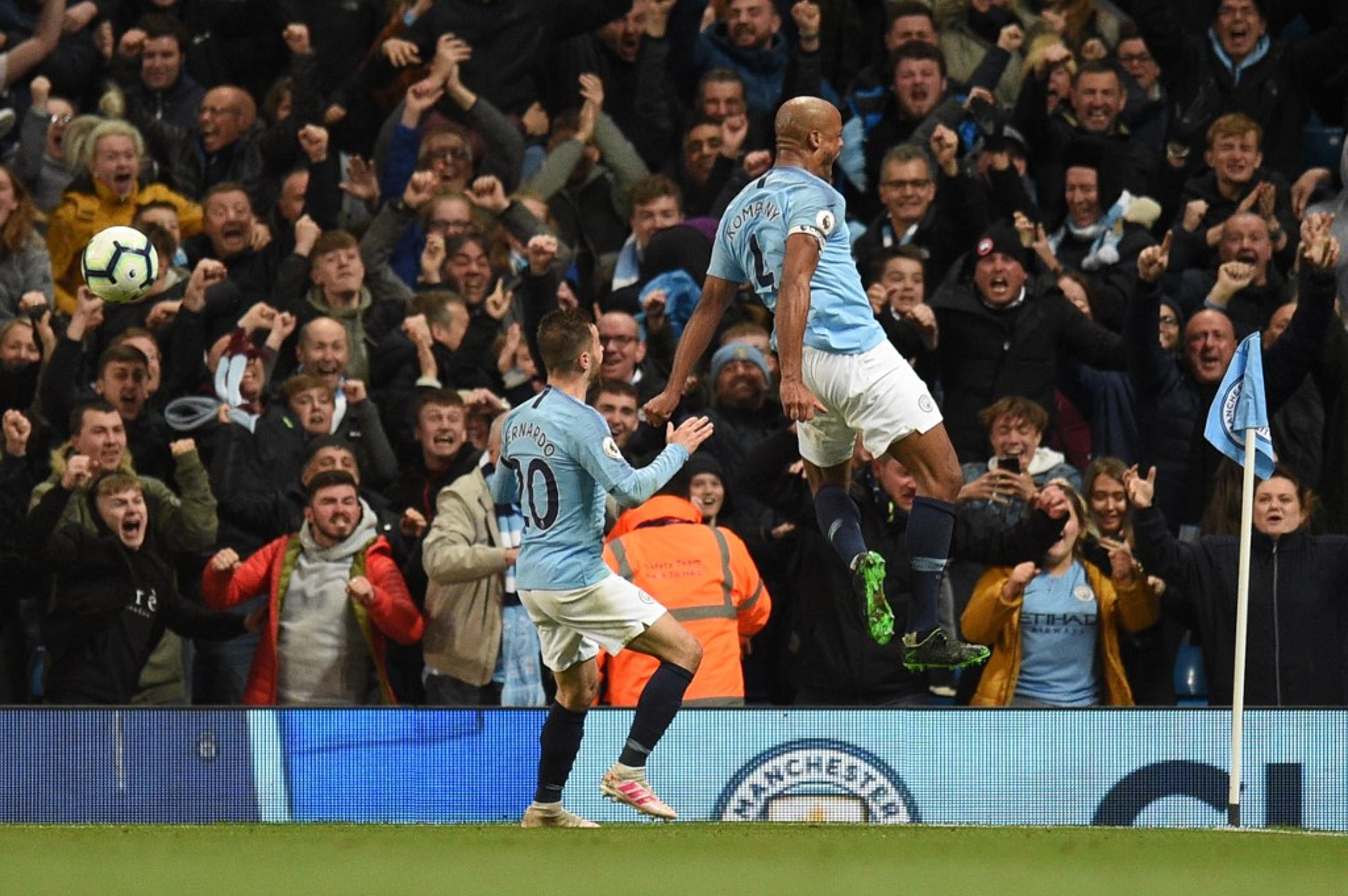 Kompany faz golaço, City bate Leicester e fica perto do título inglês