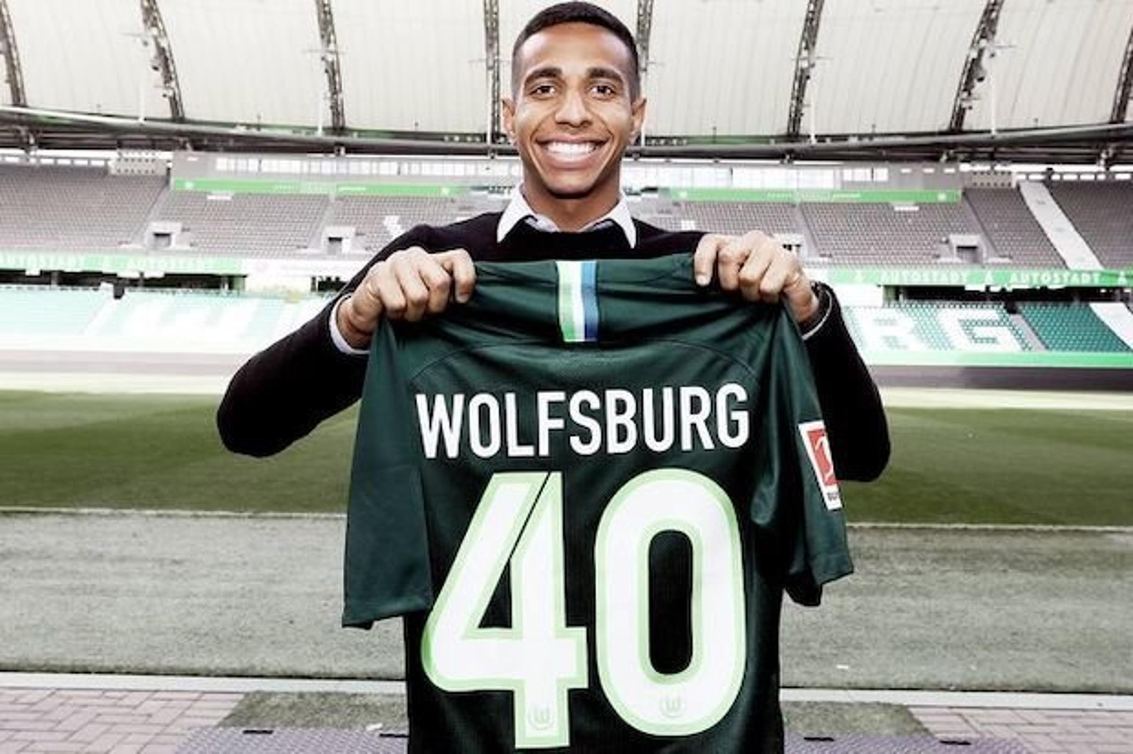 Meia João Victor é anunciado como reforço do Wolfsburg