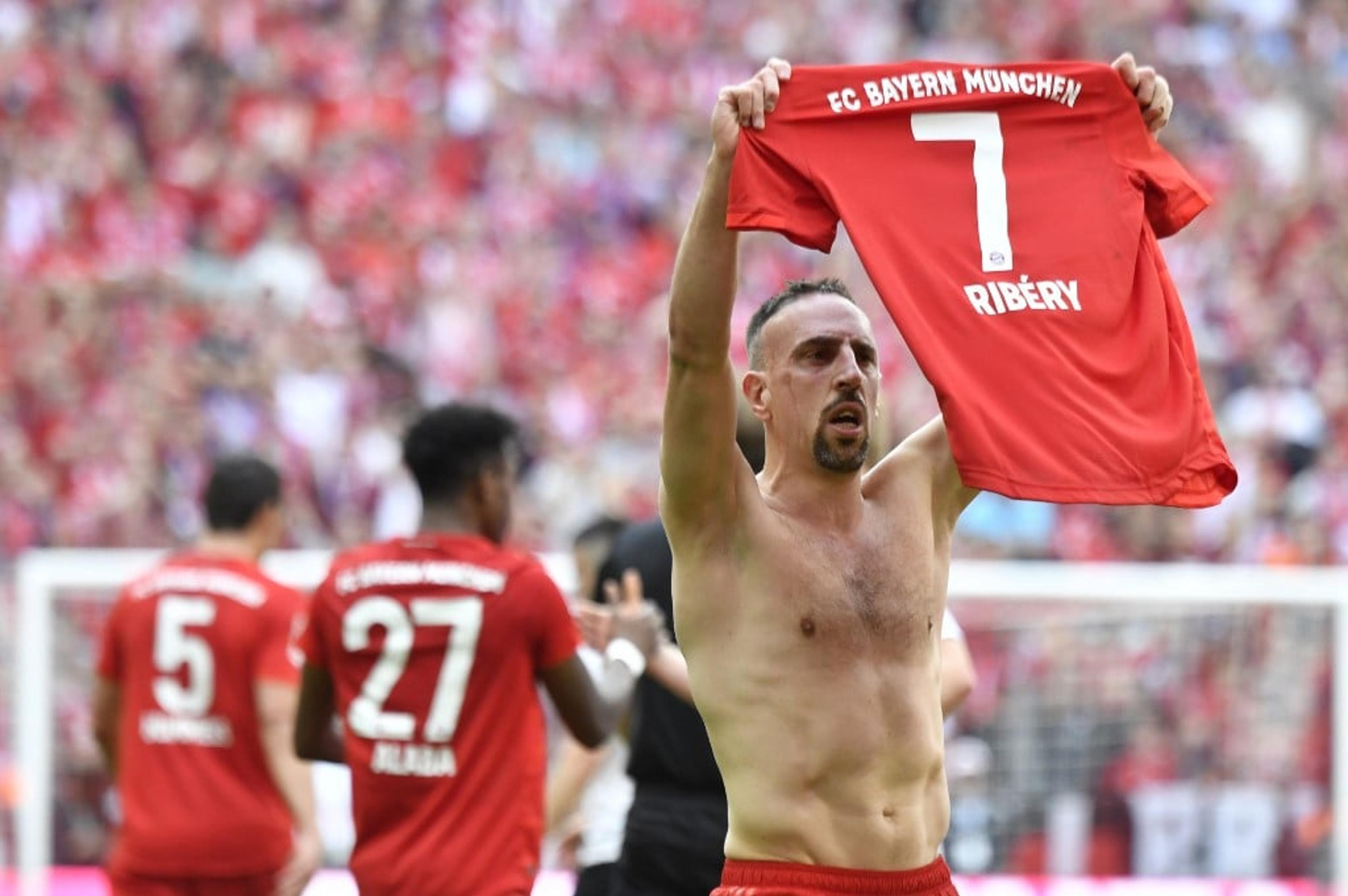 VÍDEO: Ribéry rouba a cena no heptacampeonato do Bayern de Munique