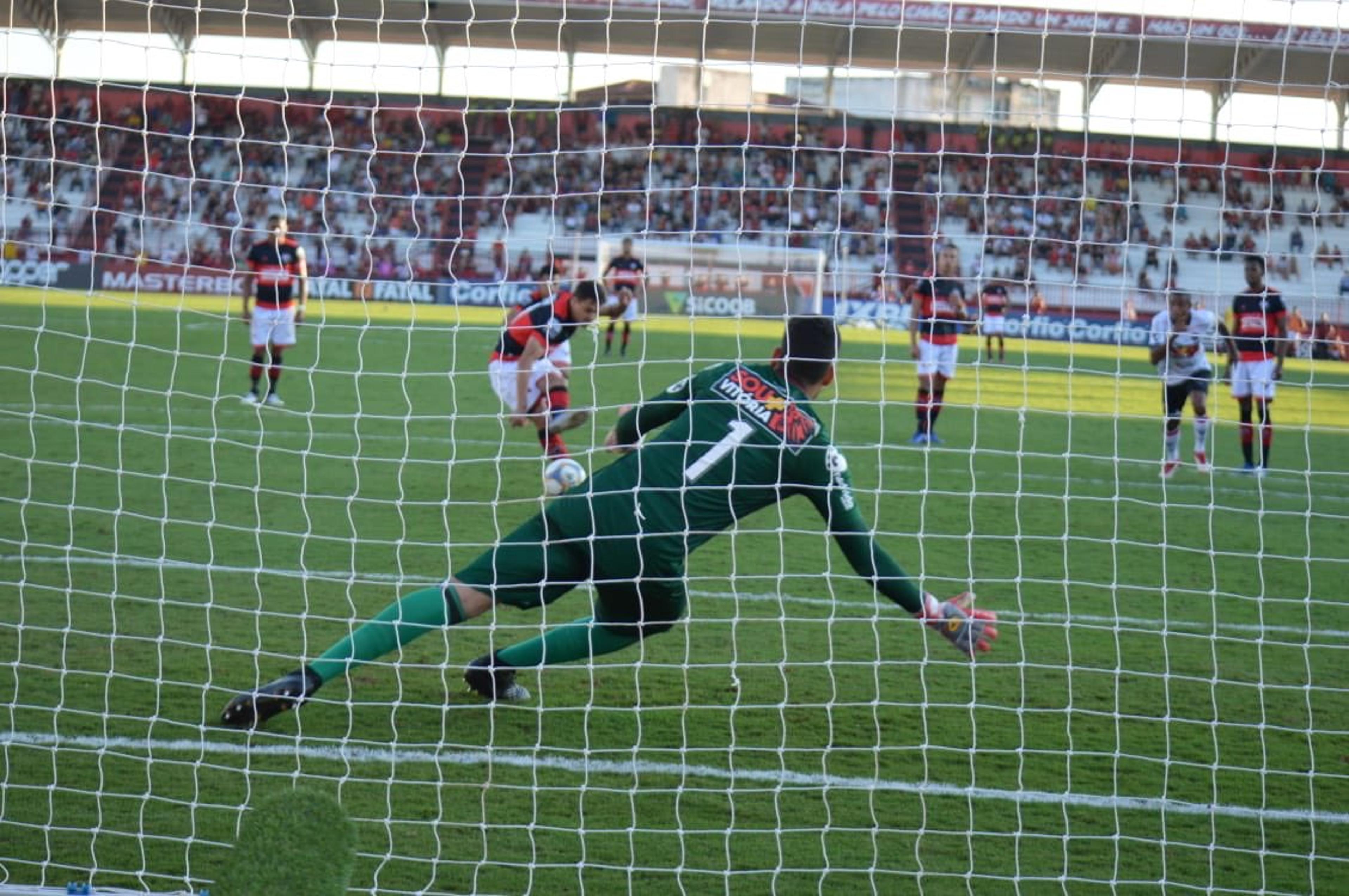 Vitória abre vantagem, mas cede empate ao Atlético-GO