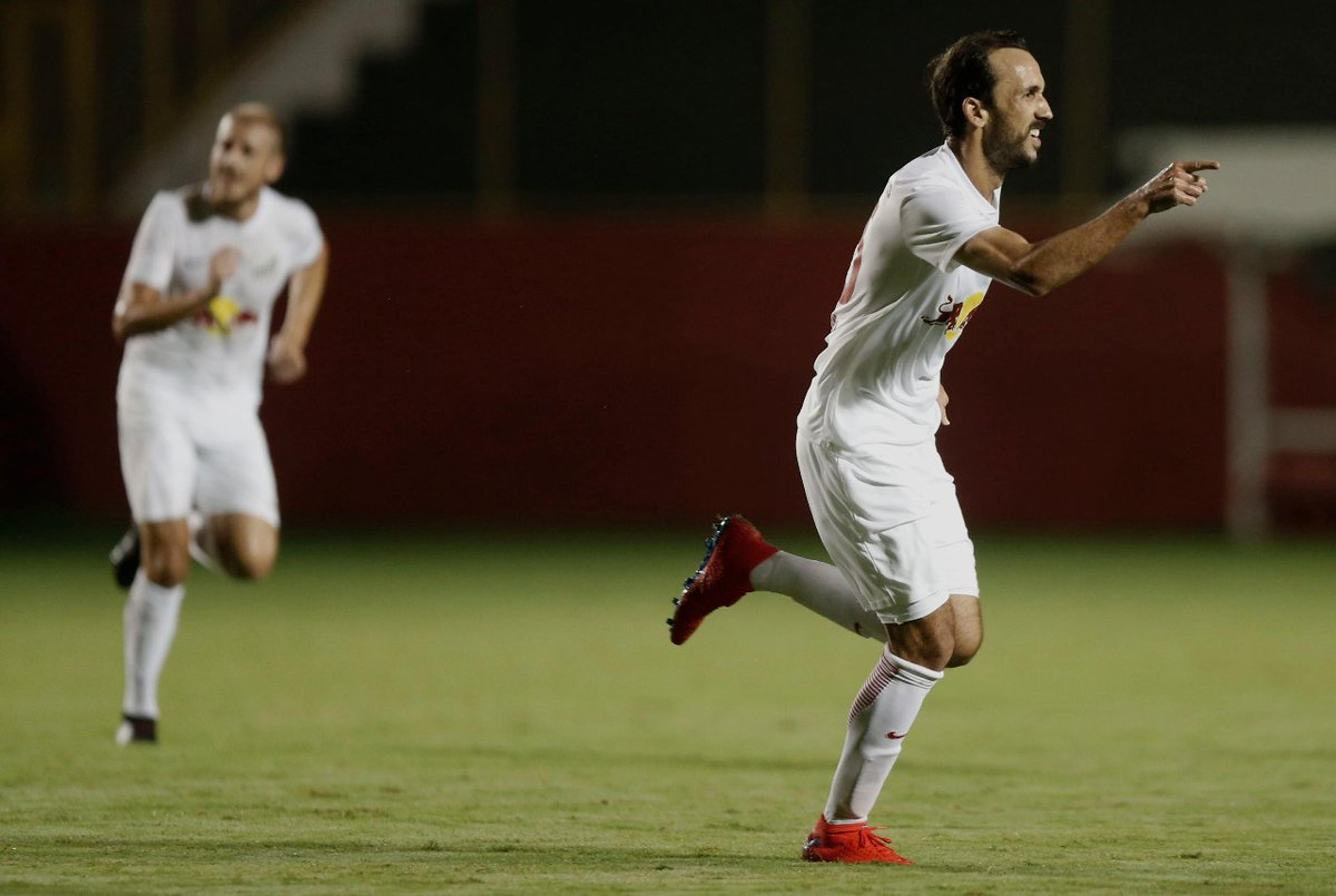 Bragantino derrota o Vitória e dorme na ponta da Série B