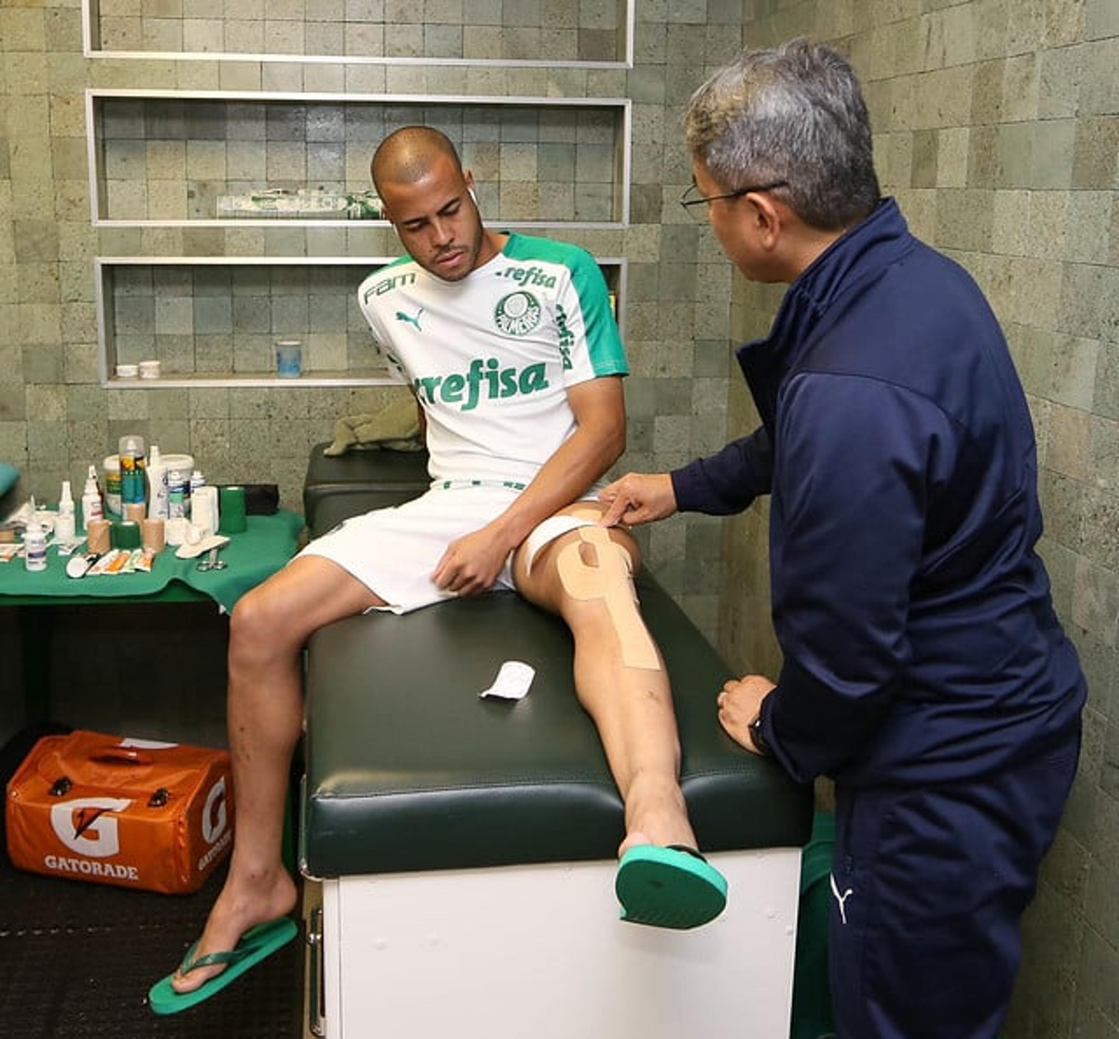 Mayke trata dores no púbis e é ausência em treino do Palmeiras