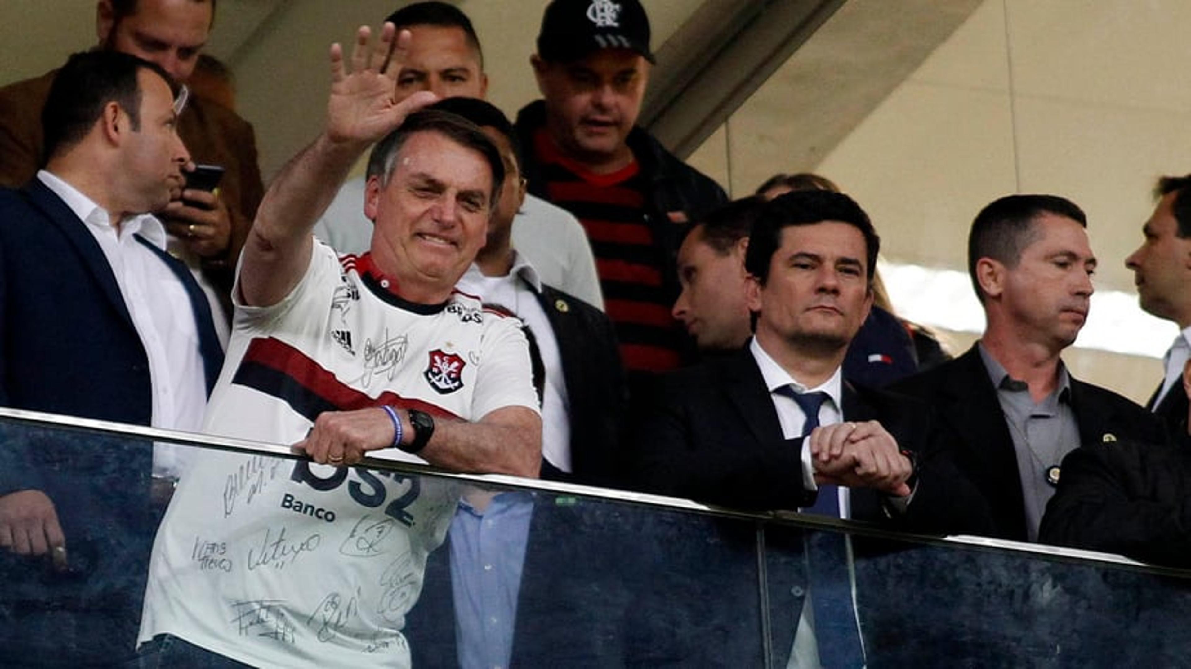 Bolsonaro e Moro assistem ao jogo entre Flamengo e CSA em Brasília