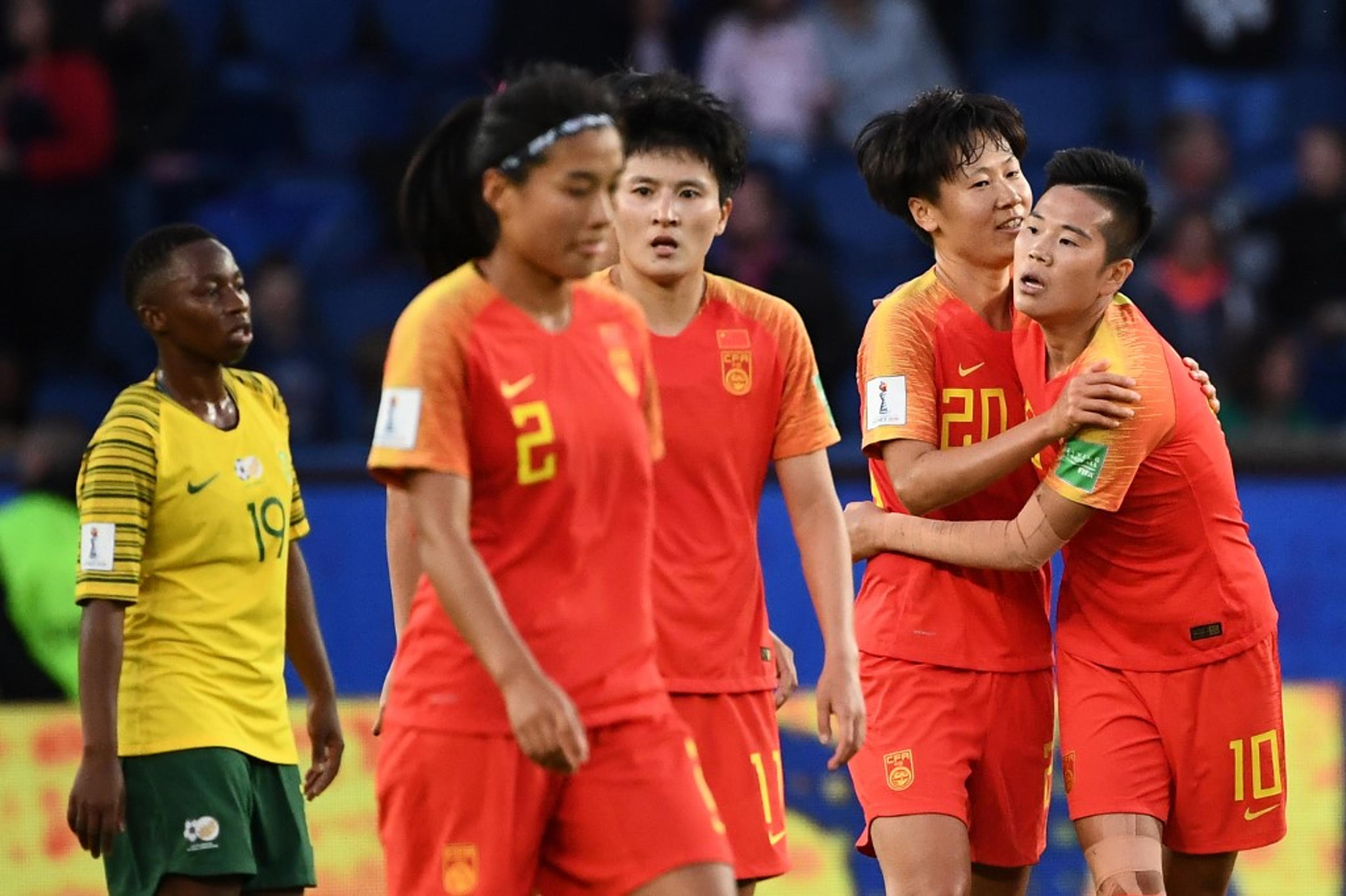 Em jogo de poucas chances, China vence África do Sul e respira na Copa