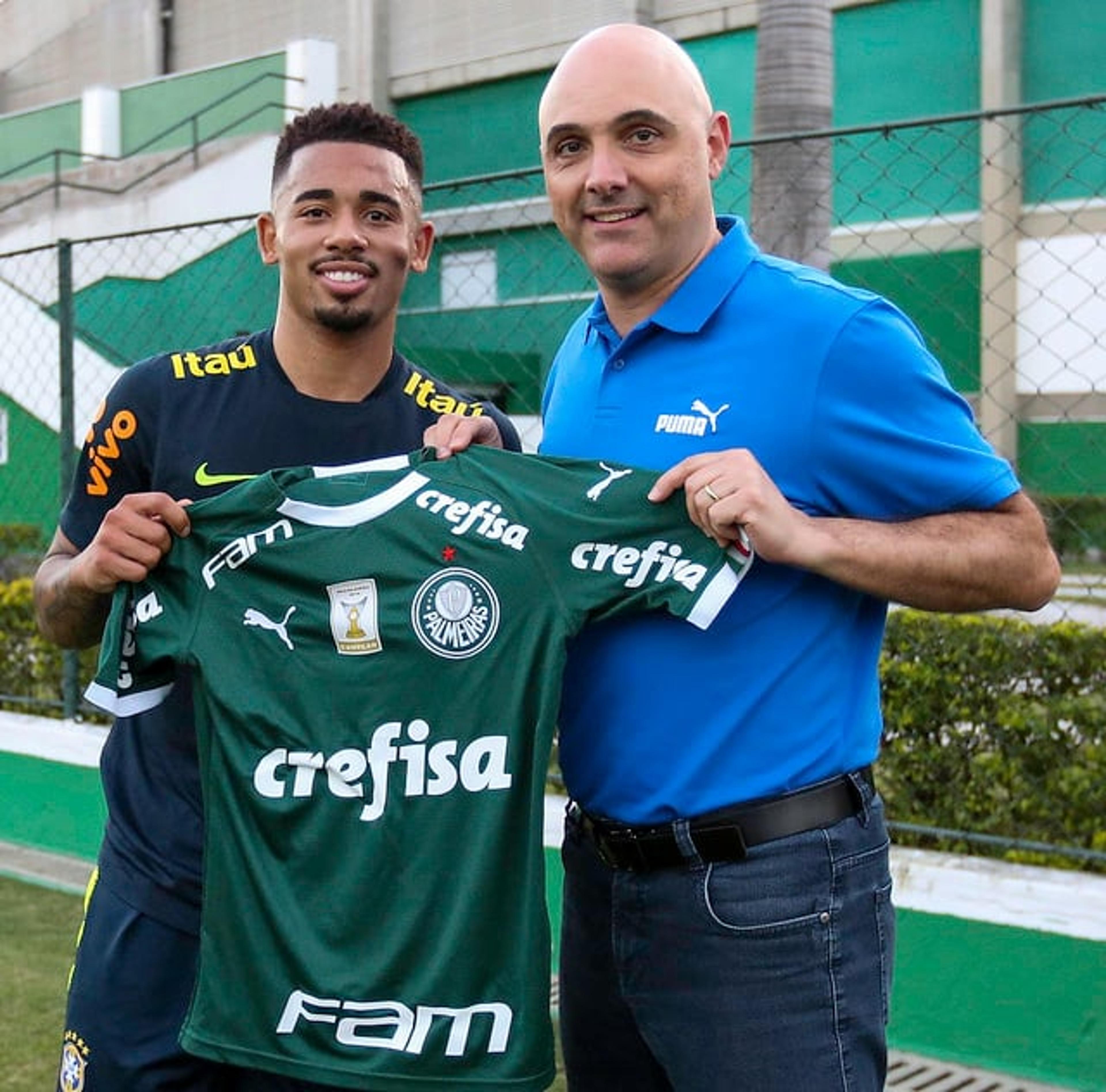 Palmeiras dá camisa a Gabriel Jesus após treino da Seleção na Academia