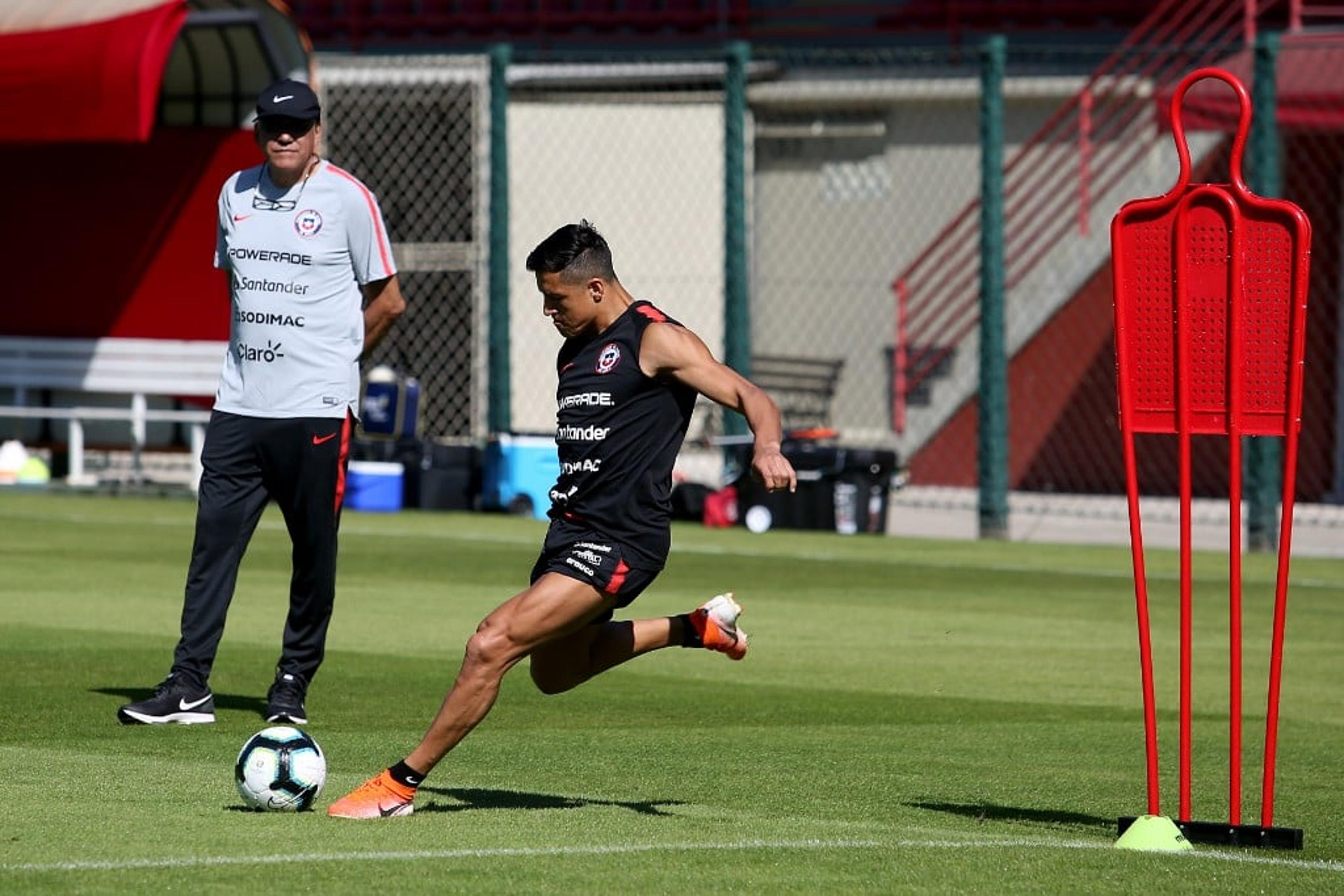 Alexis Sánchez segue como dúvida, mas deve jogar estreia pelo Chile