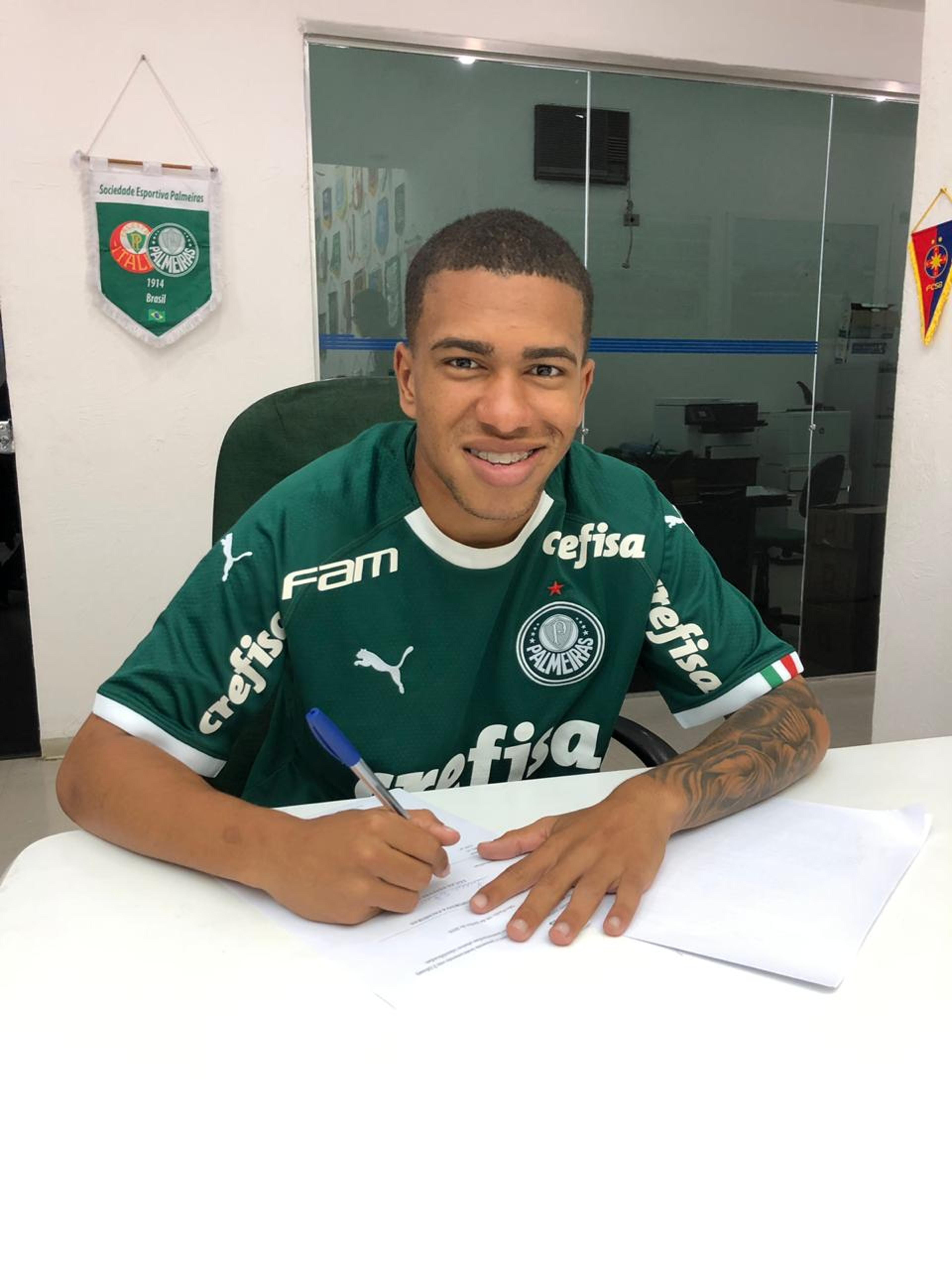 Palmeiras renova até 2024 com Esteves, lateral do time sub-20