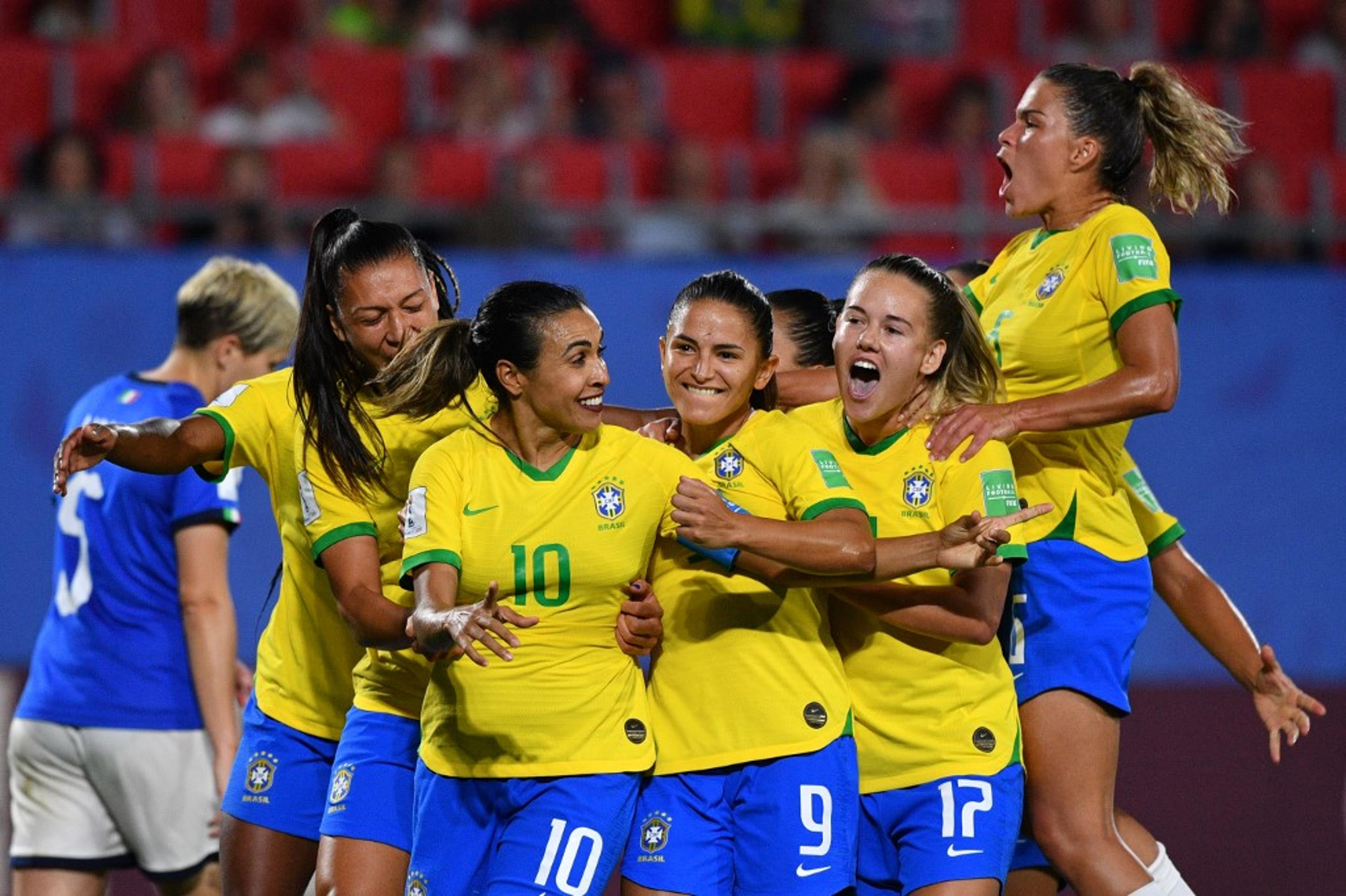 VÍDEO: Marta bate recorde e garante Brasil nas oitavas do Mundial