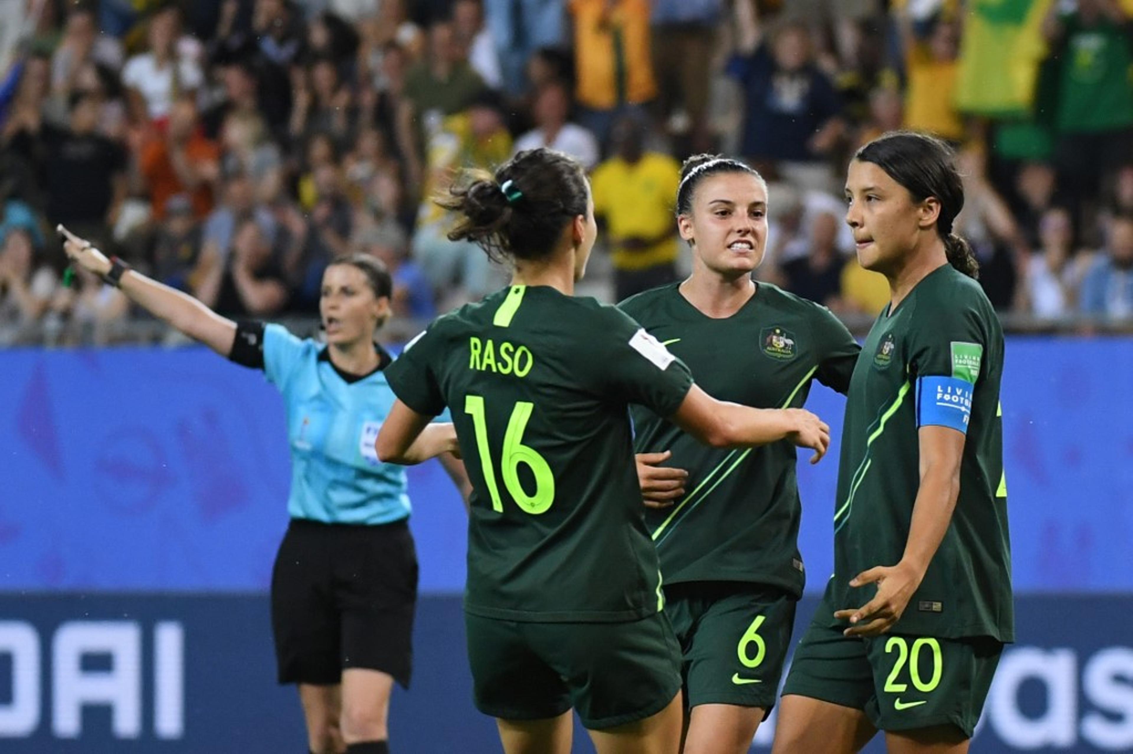 Kerr faz quatro, Austrália goleia e passa em segundo no grupo do Brasil