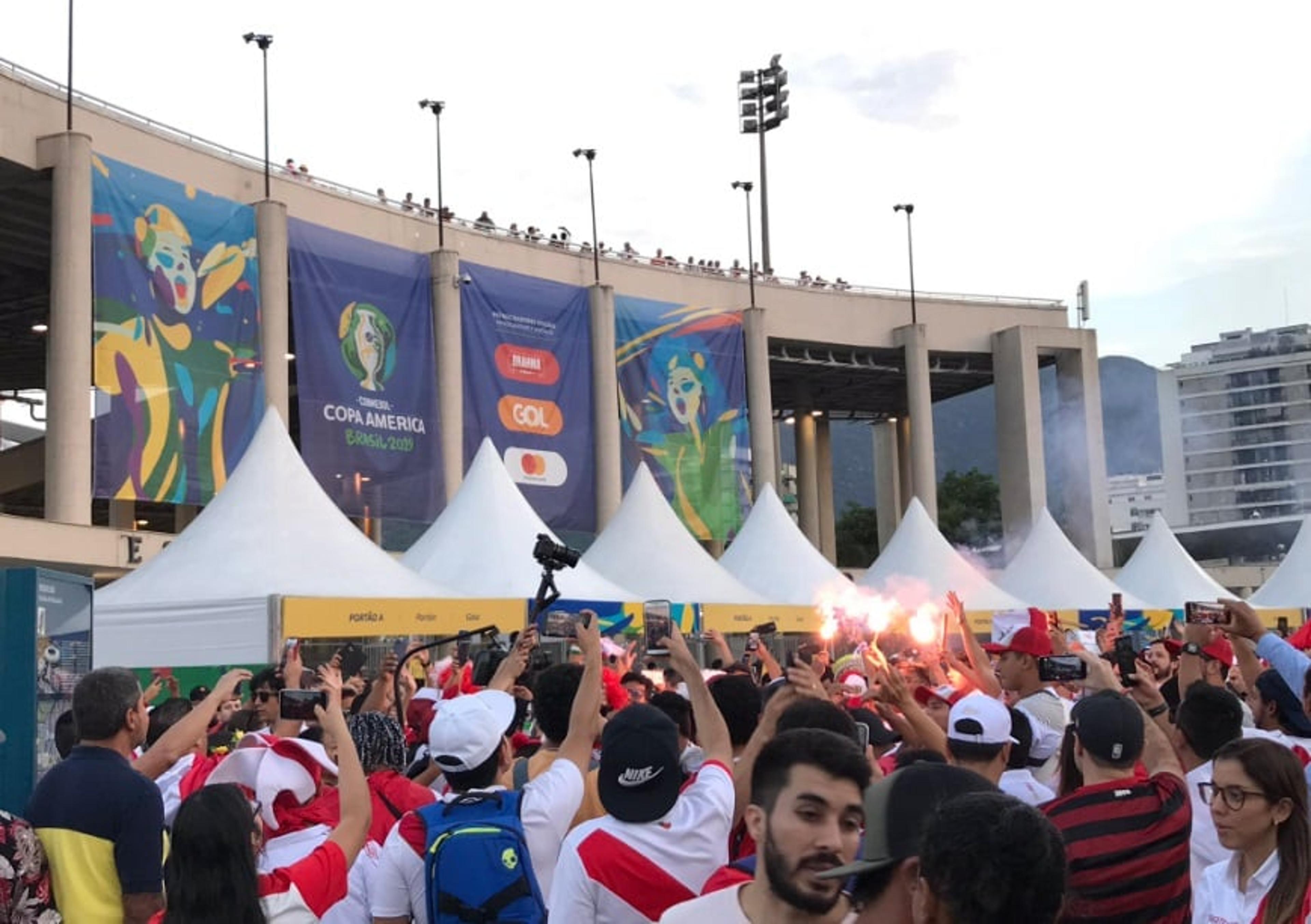 Festa completa: peruanos roubam a cena na entrada do Maracanã