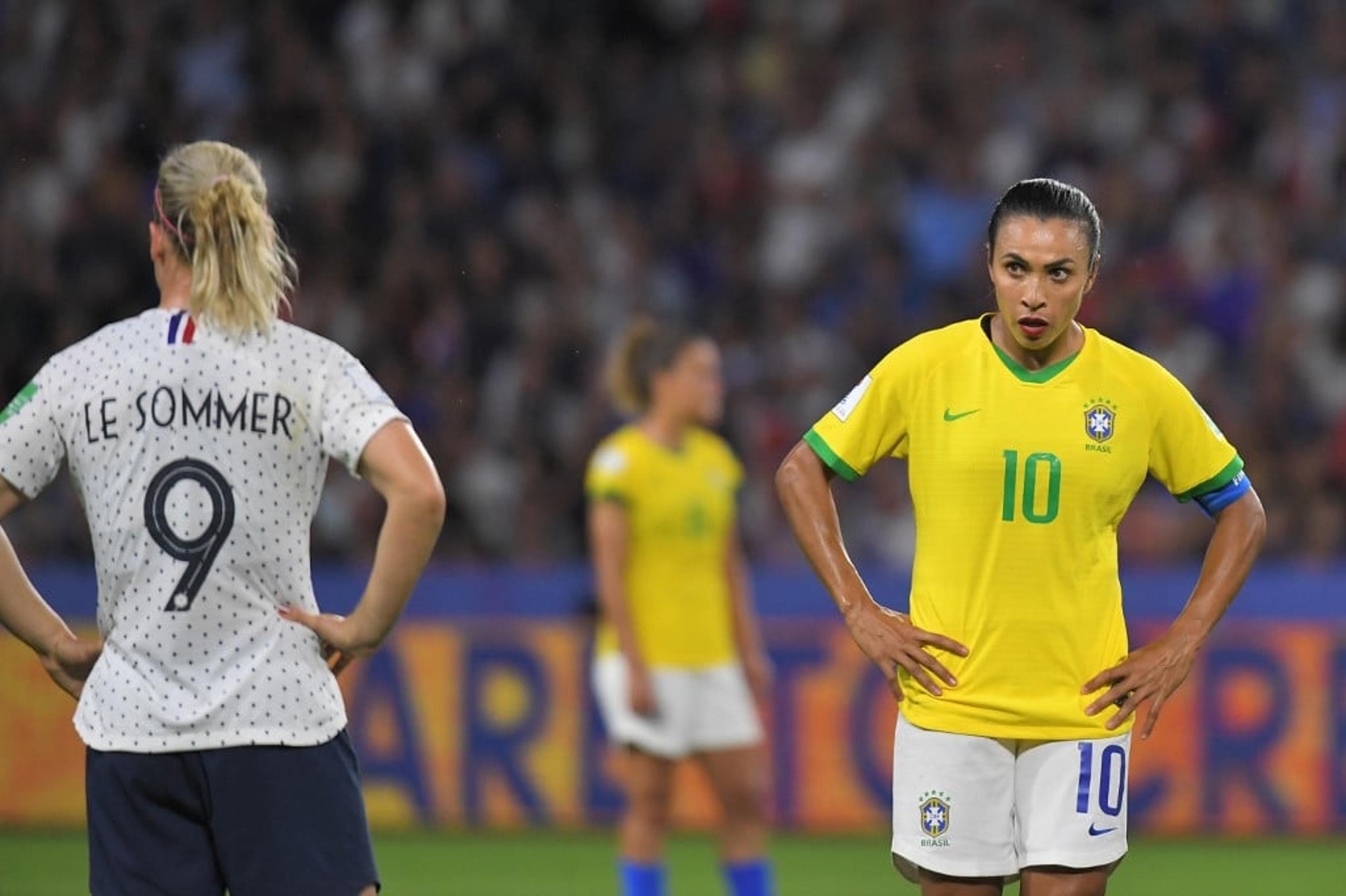 Emocionada, Marta pede renovação no futebol feminino brasileiro