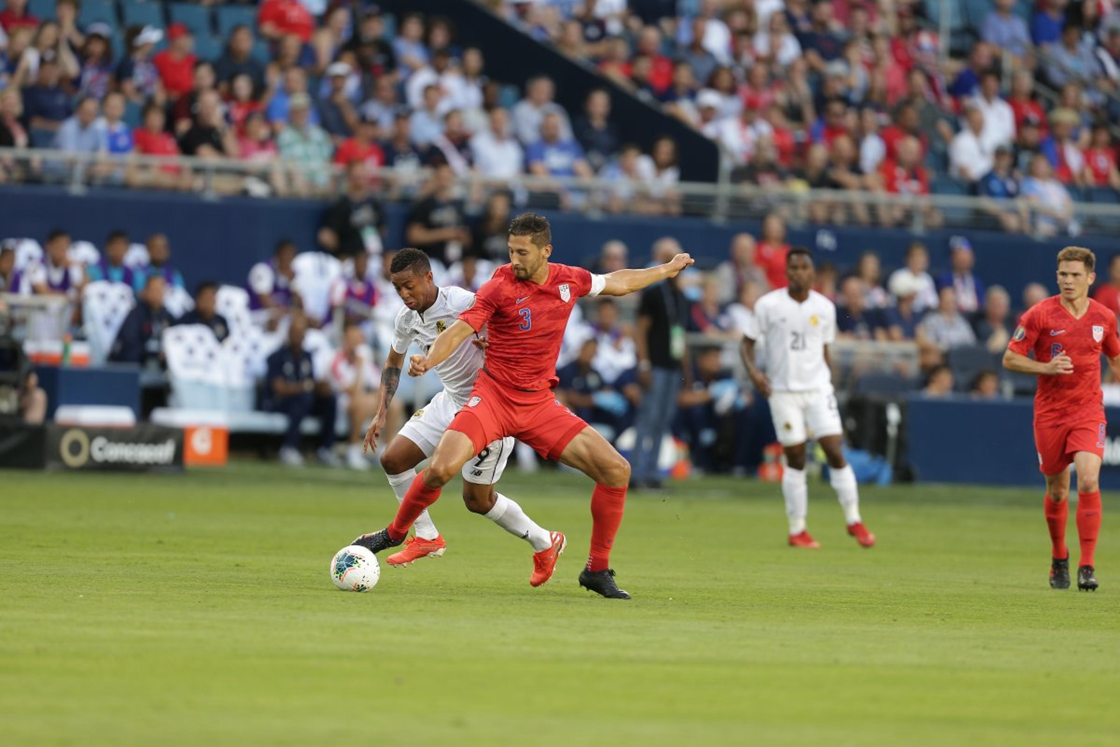 Copa Ouro: Com gol de bicicleta, EUA vence Panamá e encerra na liderança do grupo D