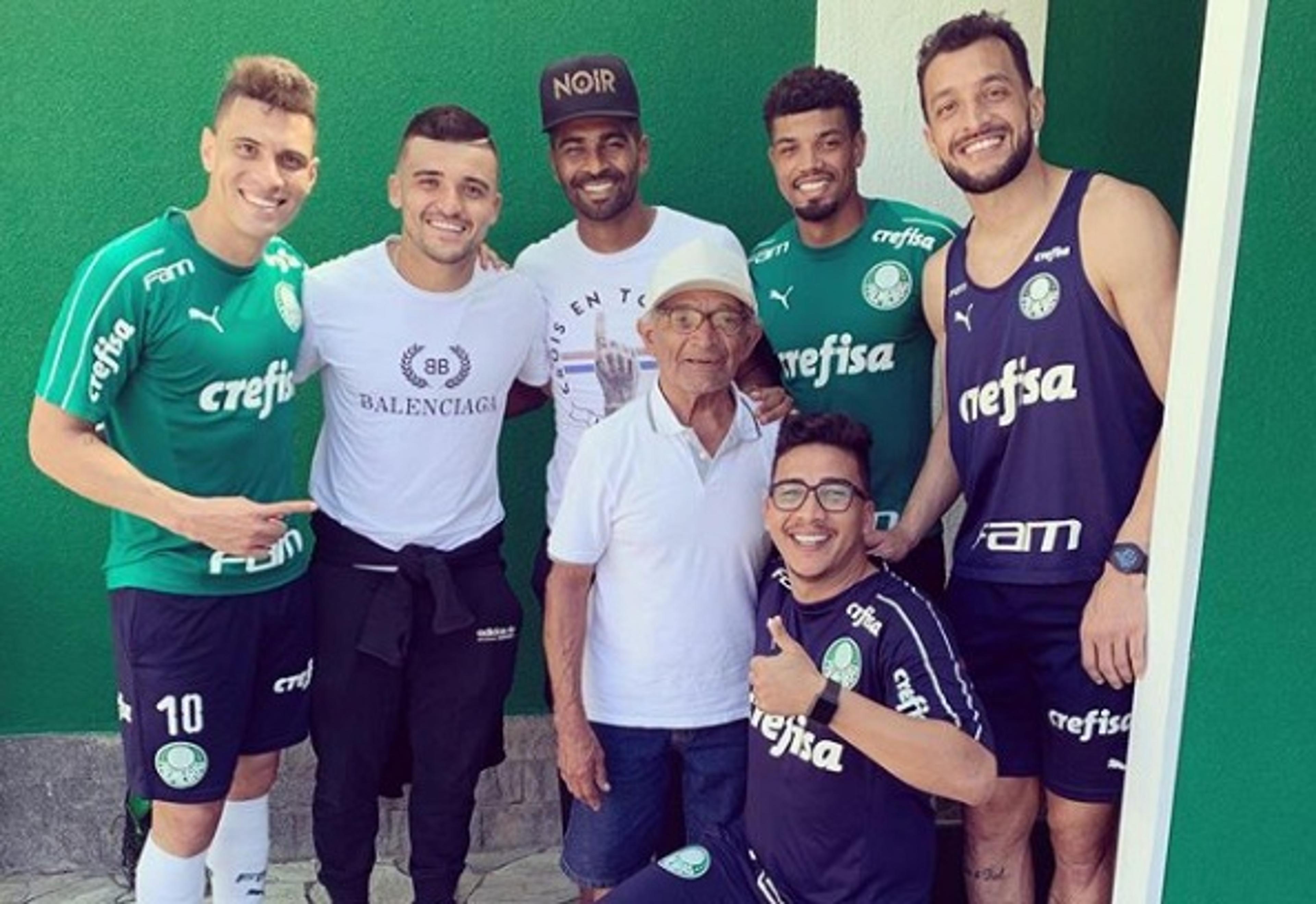 Encontrado na quarta, avô de Victor Luis faz visita ao elenco do Palmeiras