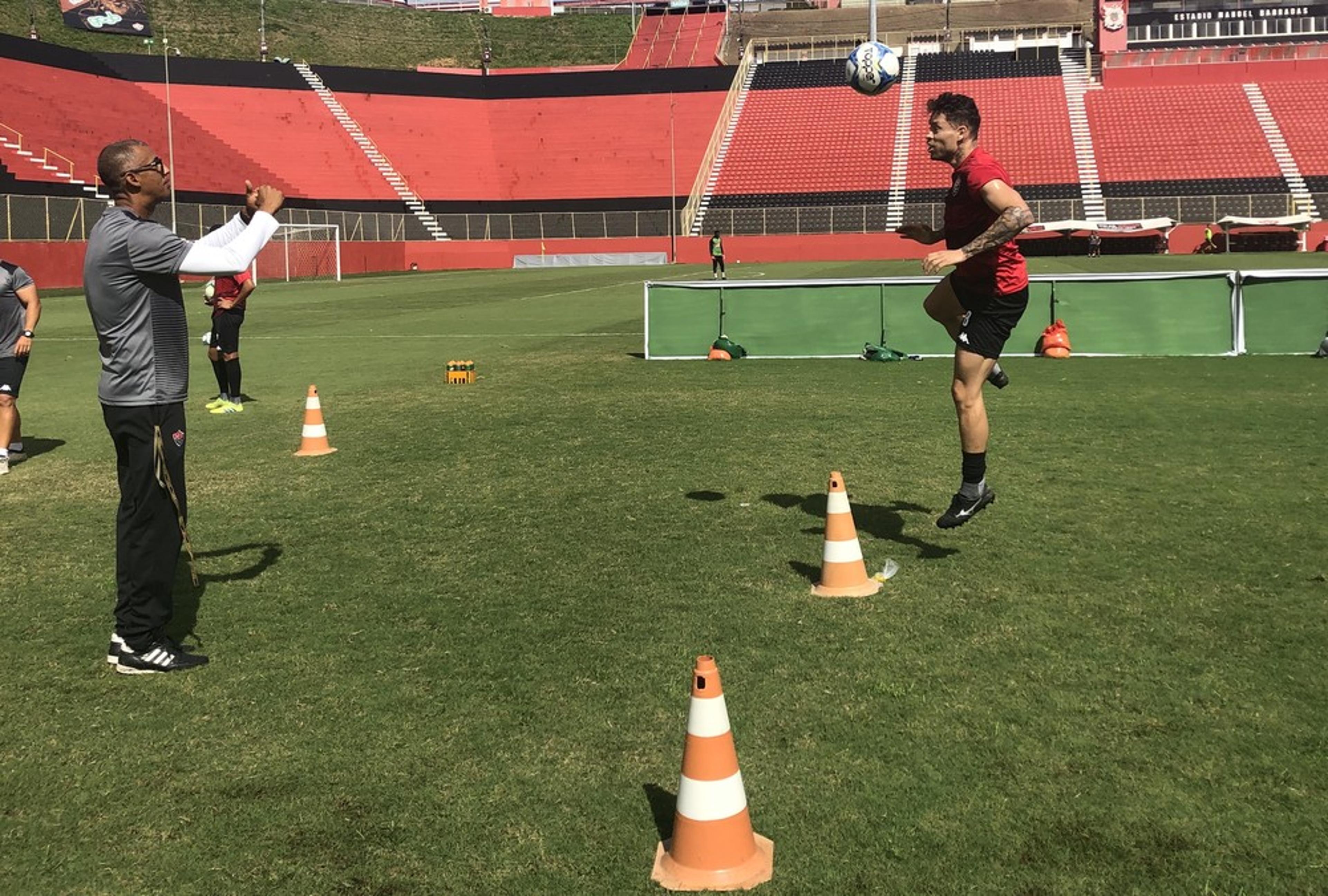 Baraka inicia os trabalhos com bola no Vitória