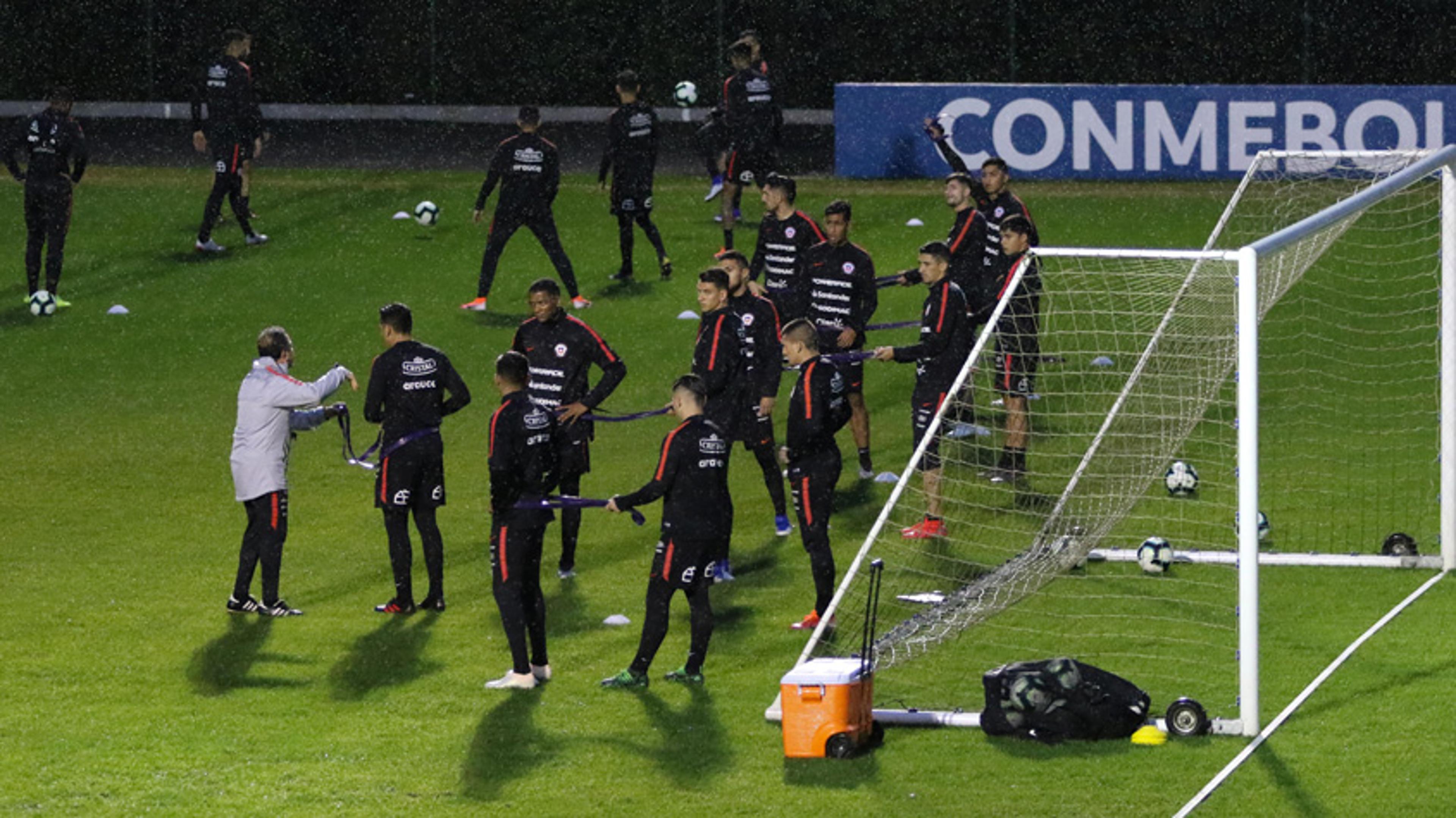 Sem alguns titulares, Chile inicia preparação para semi contra o Peru