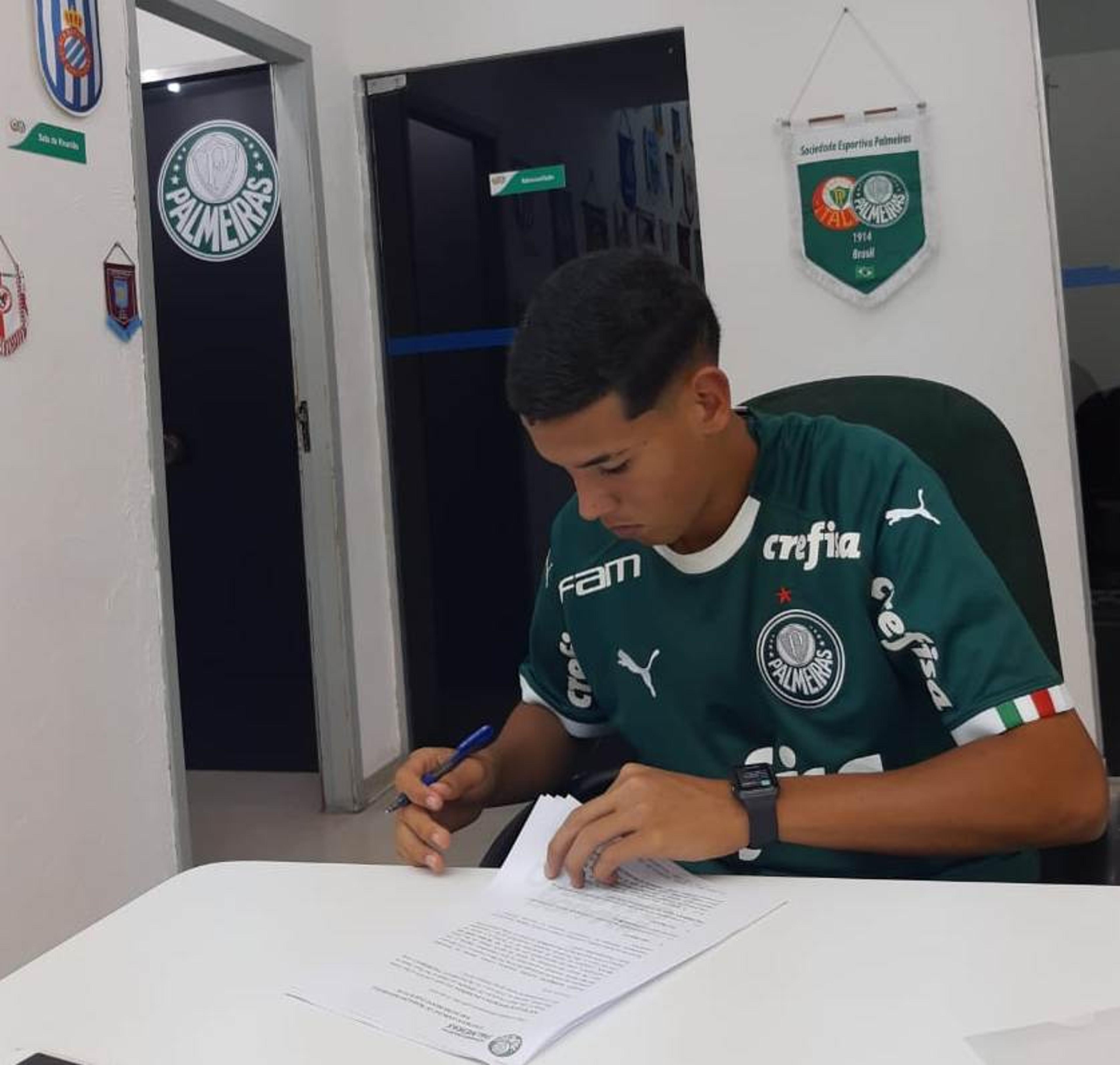 Campeão mundial sub-17 assina contrato profissional com Palmeiras