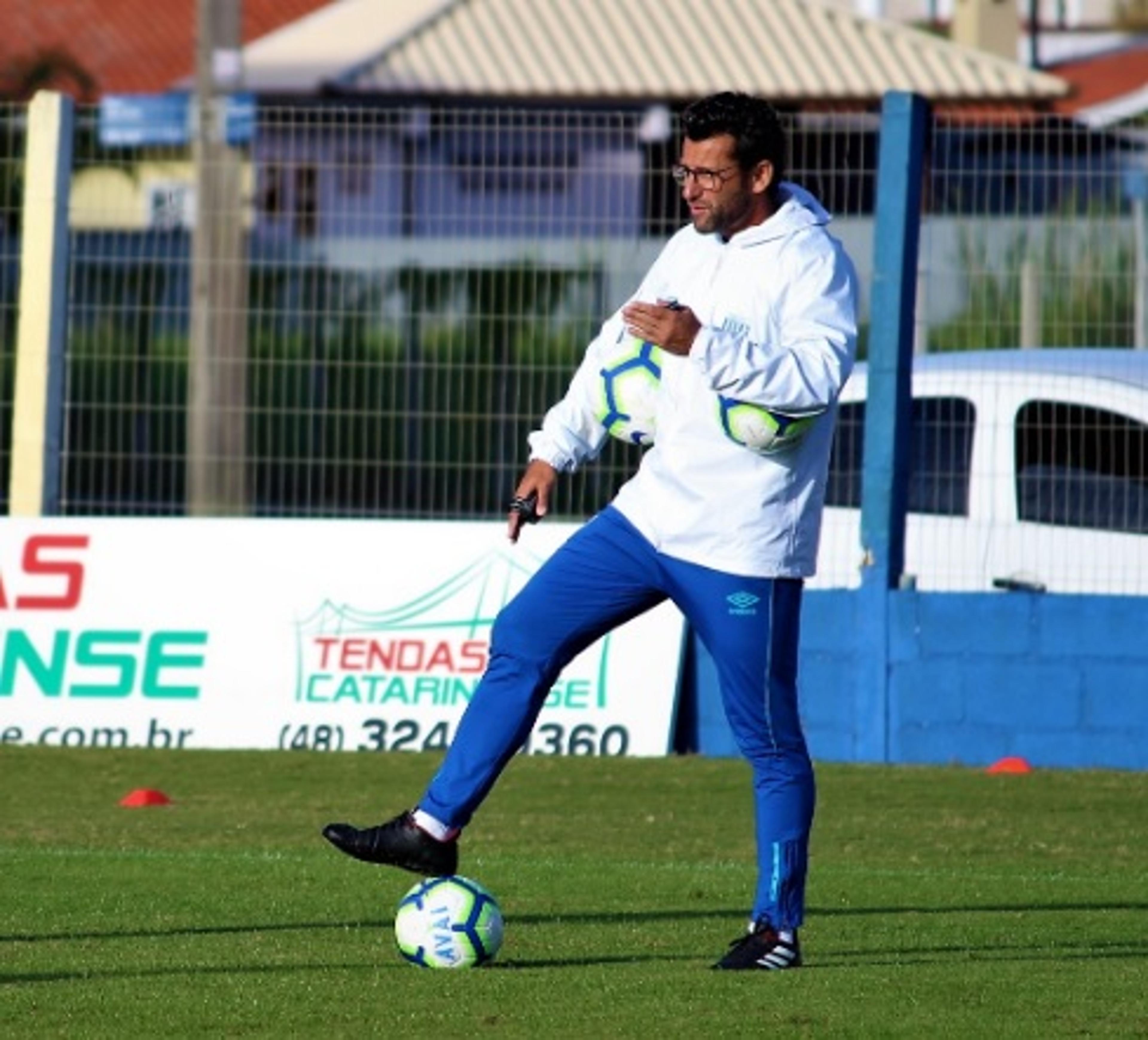 Alberto Valentim pede atenção do Avaí com a velocidade do CSA