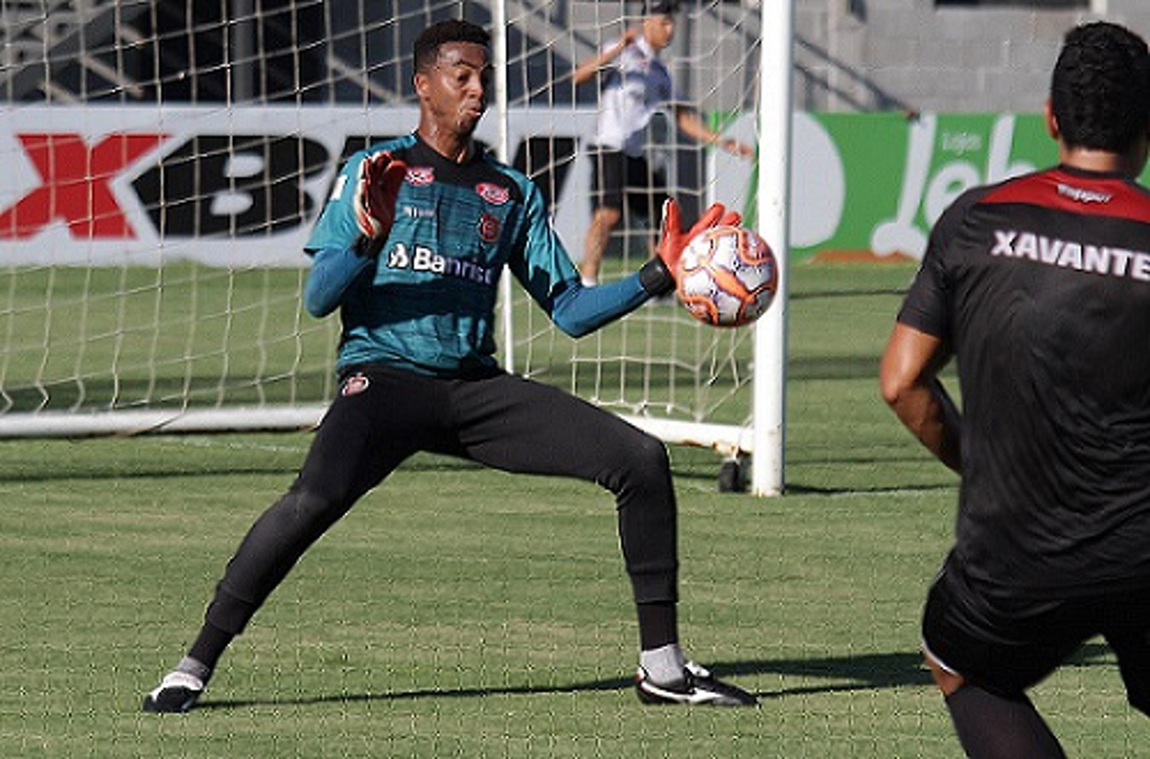 Chegada de Bolívar ao comando técnico é comentada por goleiro Carlos Eduardo