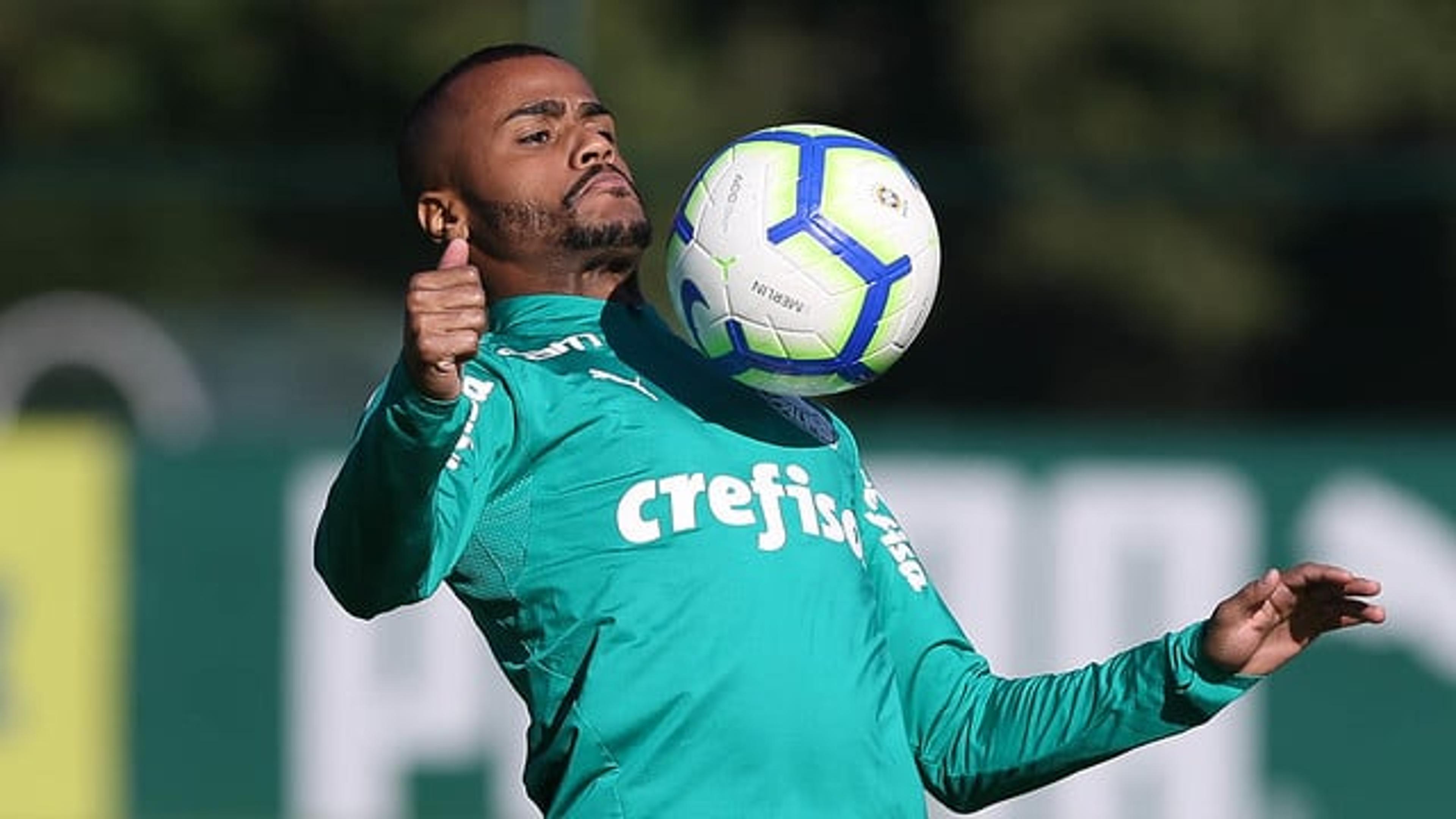 Com pouco espaço no Palmeiras, Felipe Pires fica perto do Fortaleza