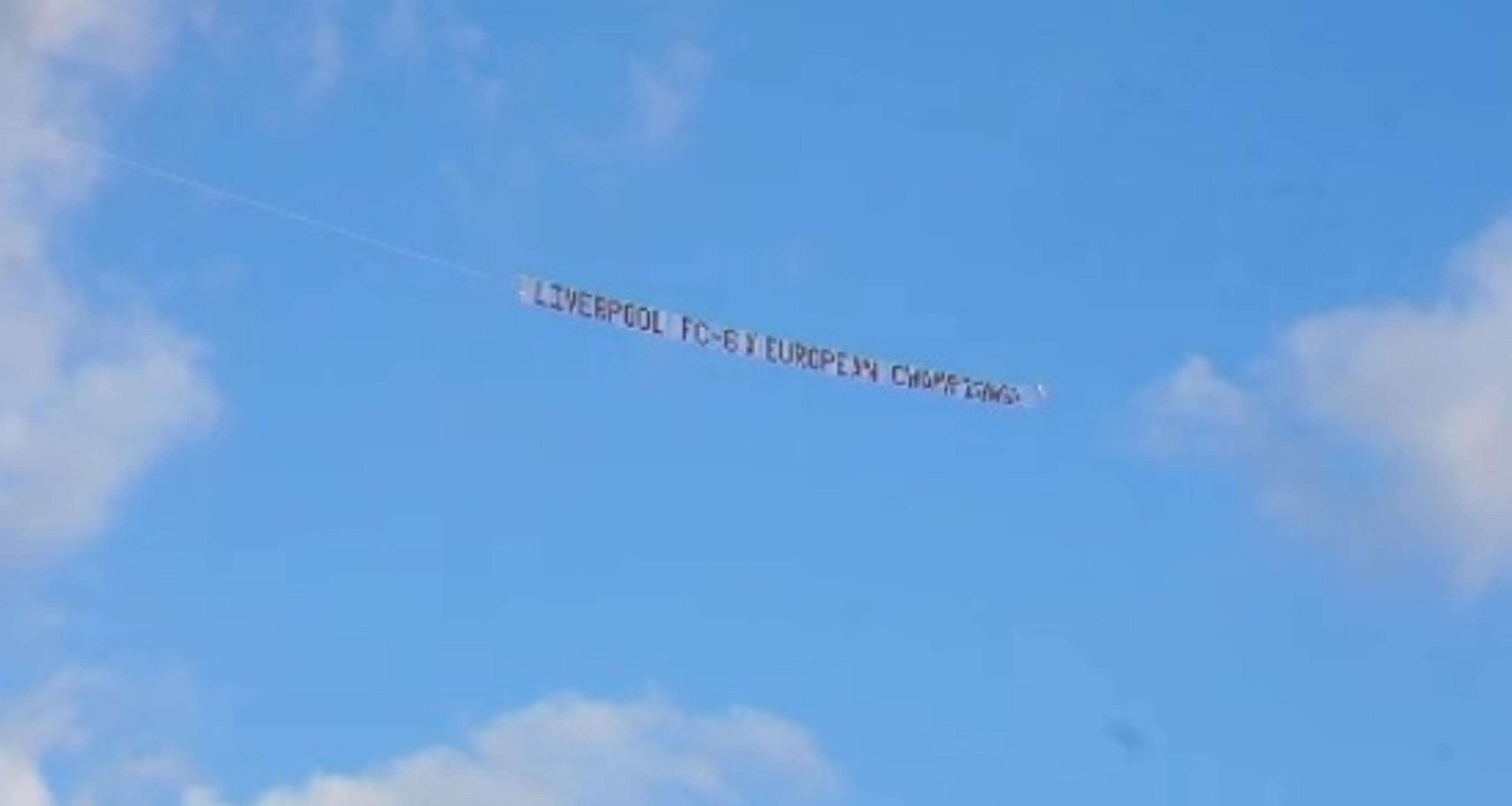 VÍDEO: Torcedores do Liverpool ‘trollam’ jogadores do United em treino na Austrália