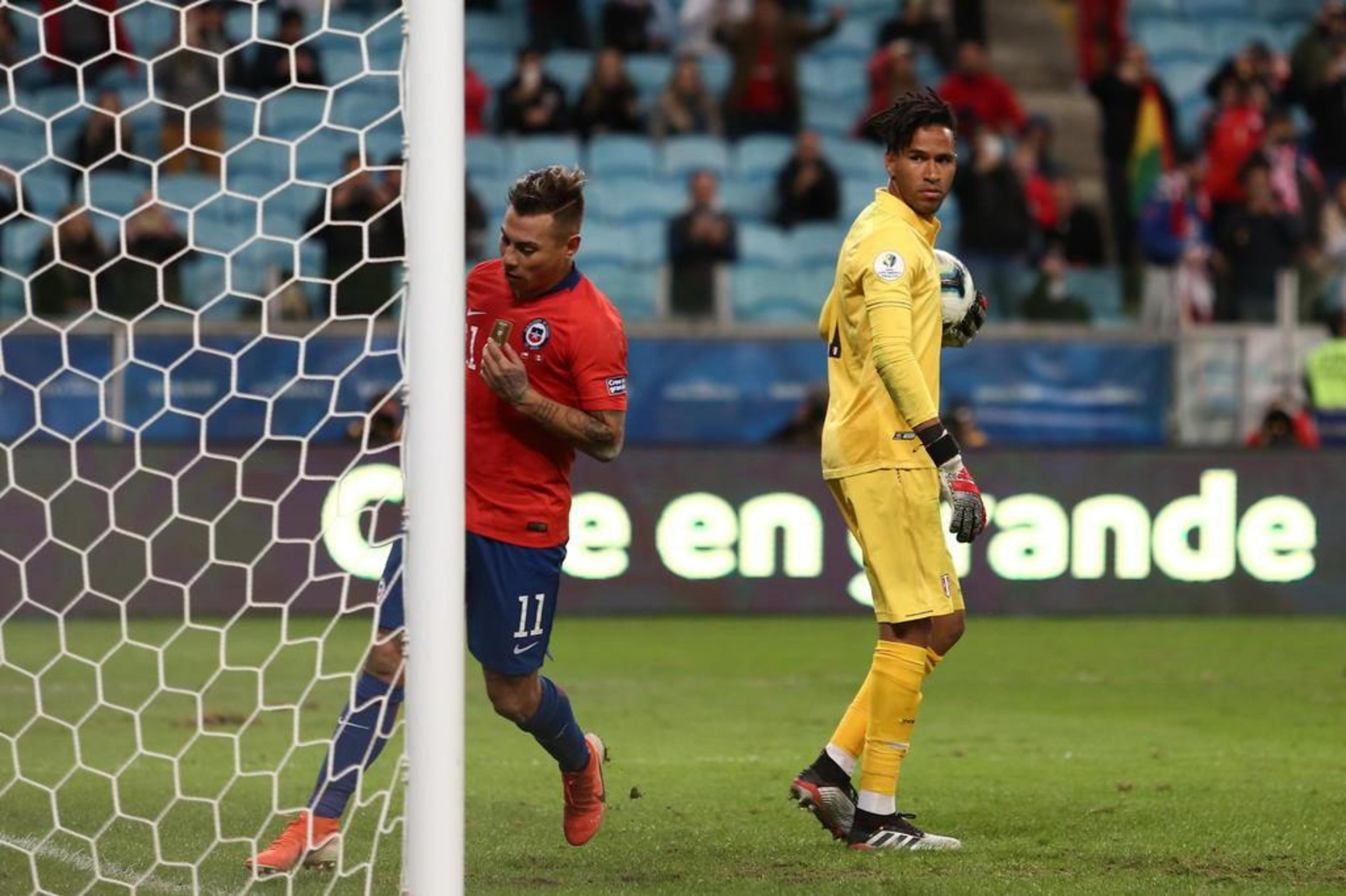 Goleiro do Peru dispara contra Vargas: ‘Quis tirar sarro da minha cara’