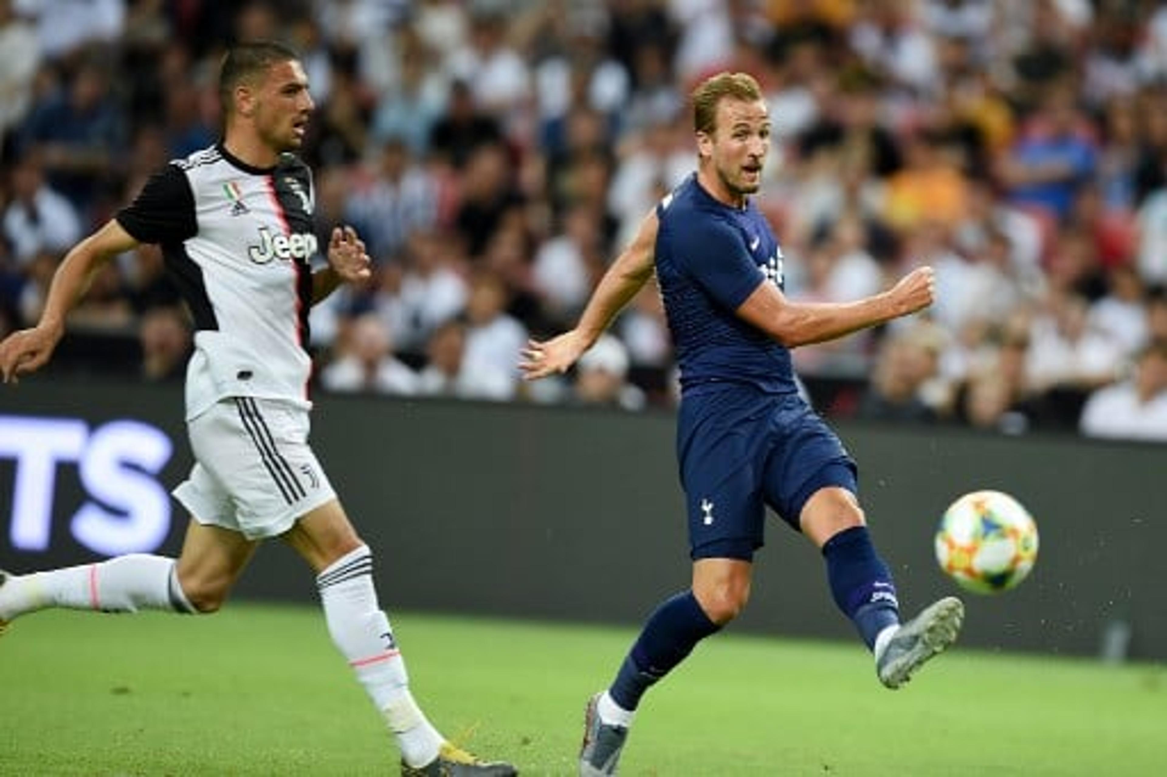 Kane faz gol do meio de campo nos acréscimos e Tottenham vence Juve