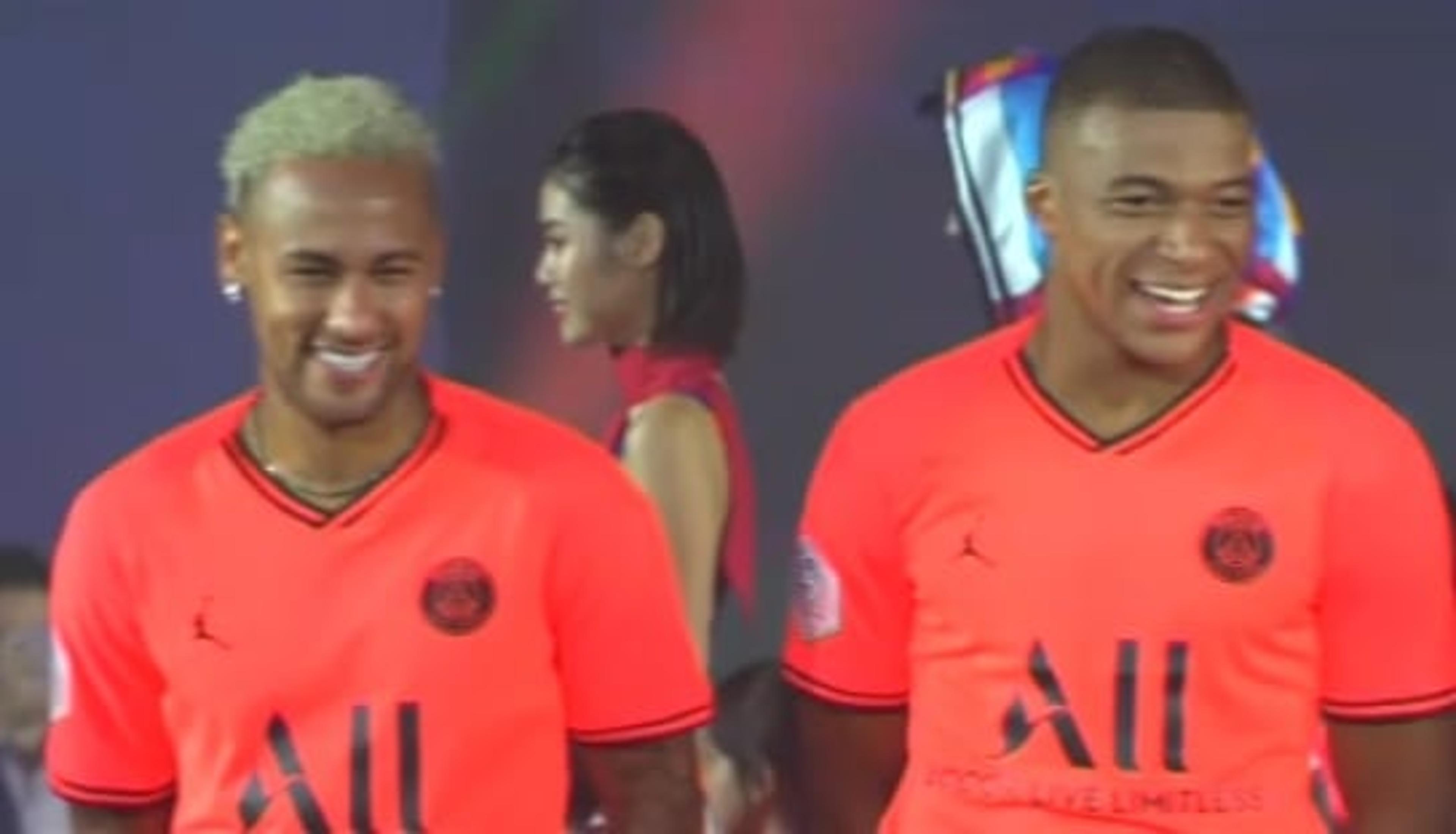 VÍDEO: Sorridente, Neymar participa de desfile do novo uniforme do PSG