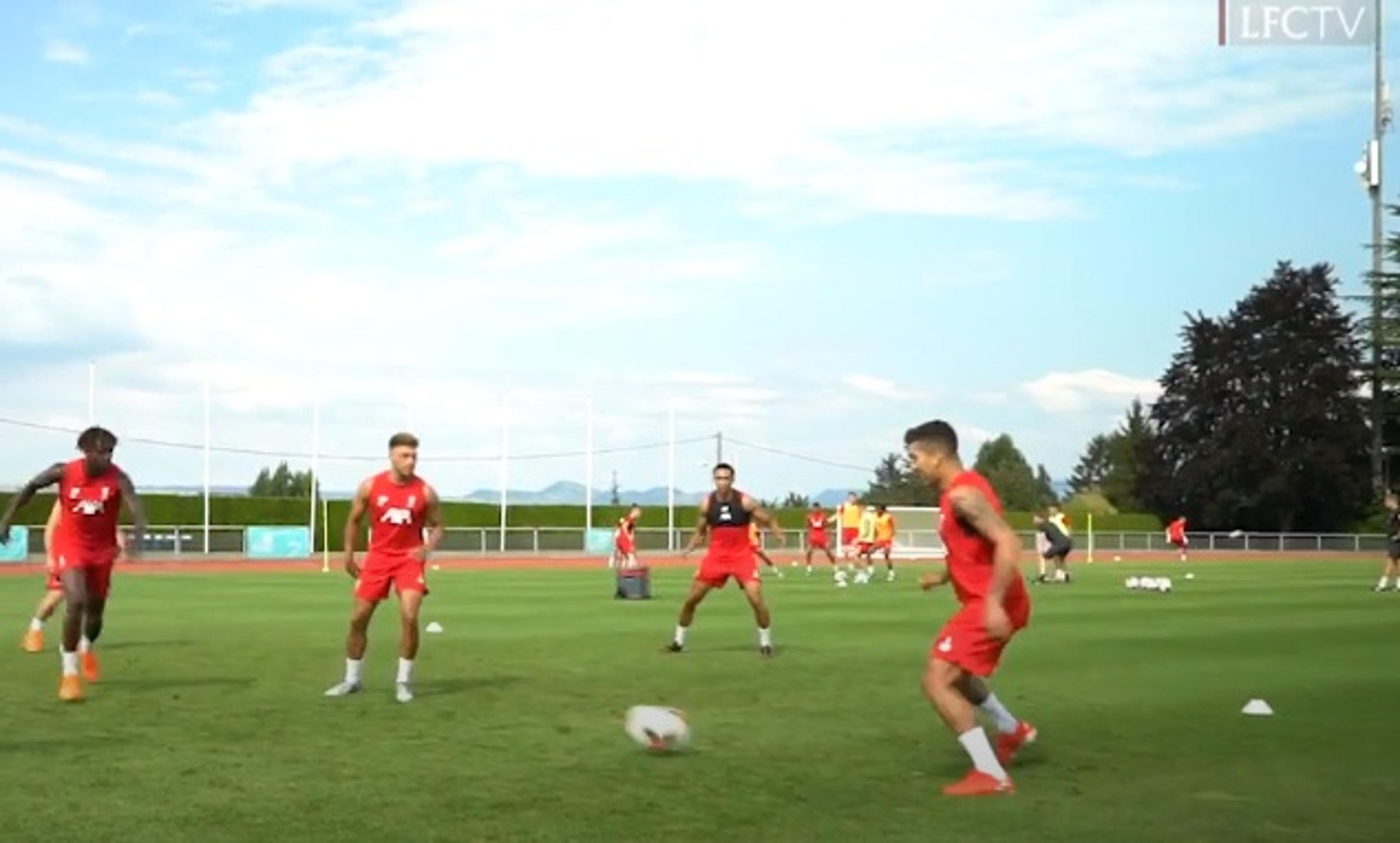 VÍDEO: Firmino e Salah voltam aos treinos do Liverpool