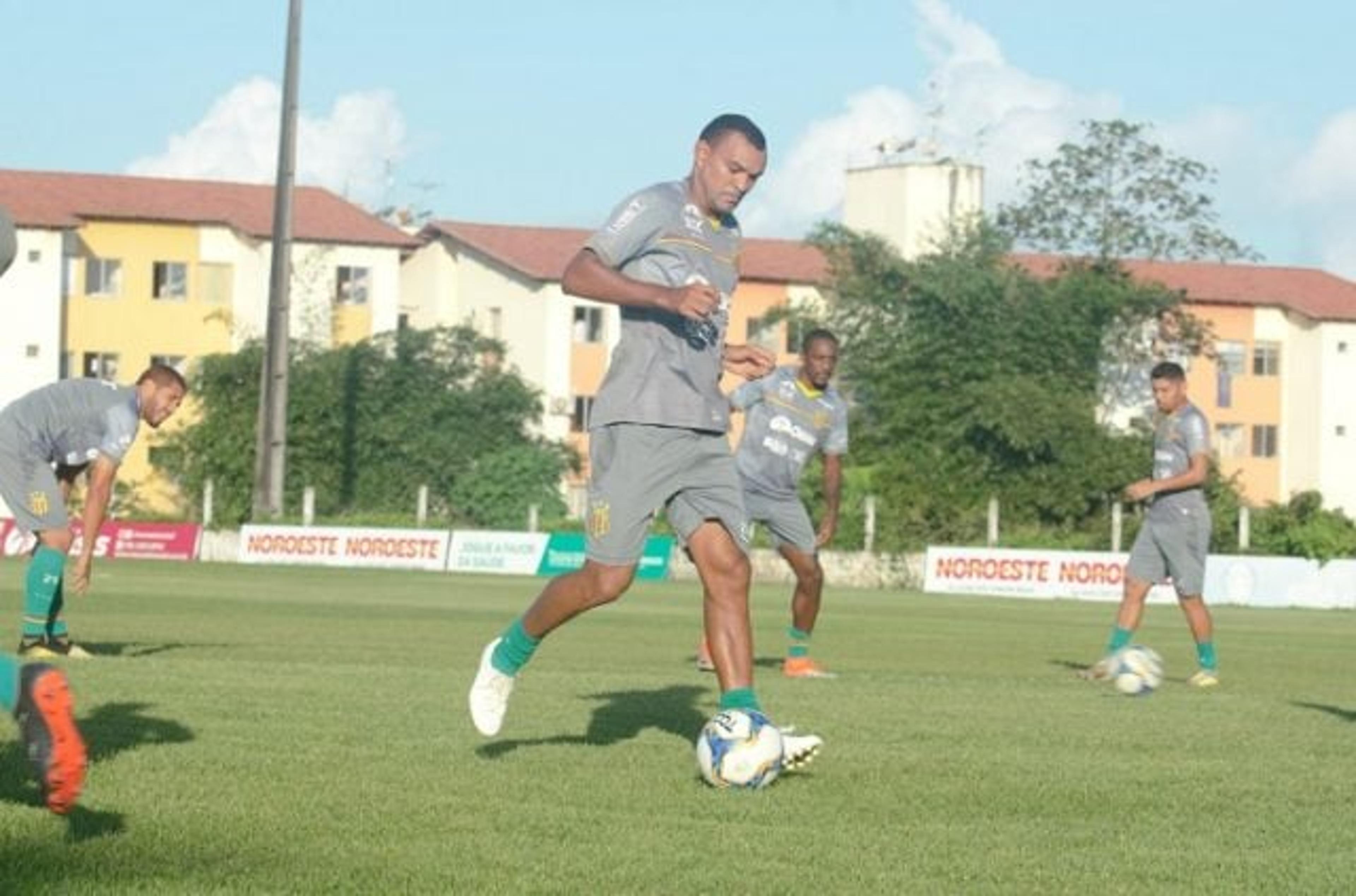 Tudo pela taça! Diones comemora acesso do Sampaio Corrêa e foca em título da Série C