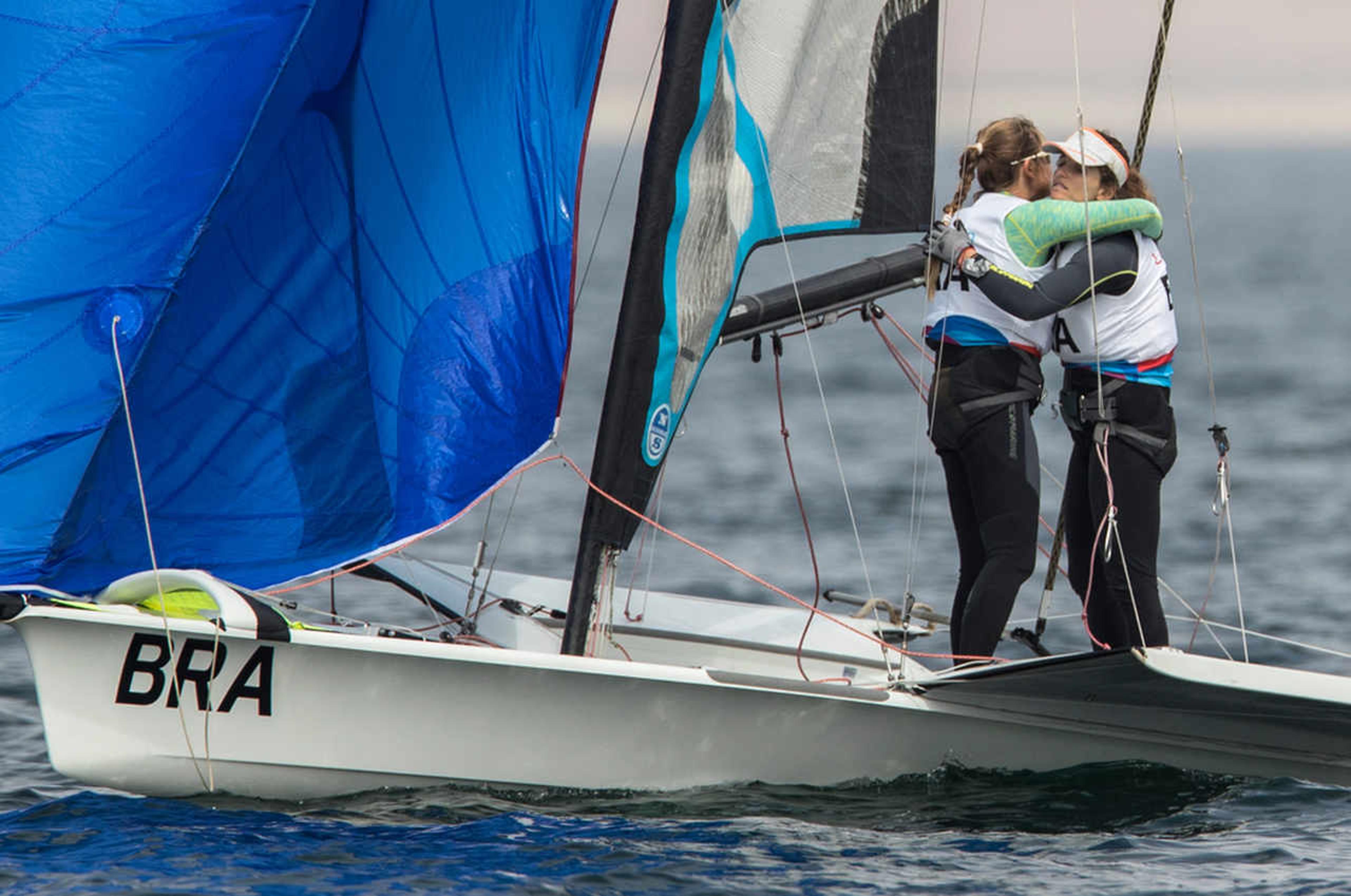 Martine Grael e Kahena Kunze confirmam favoritismo e levam ouro