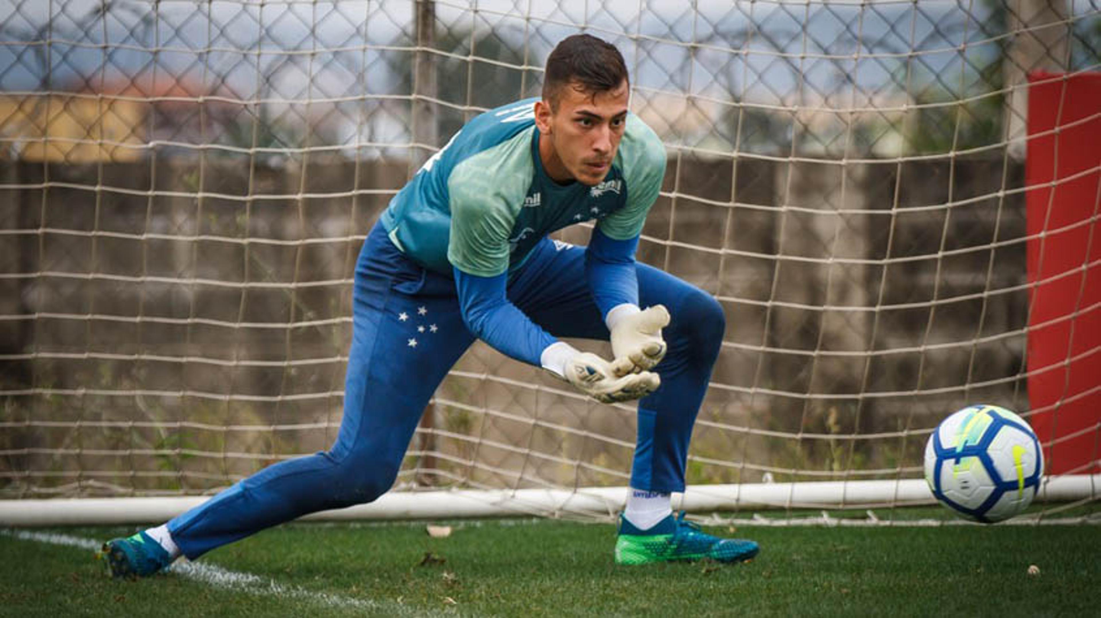 Goleiro Vitor Eudes é o 14º caso de Covid-19 confirmado no Cruzeiro