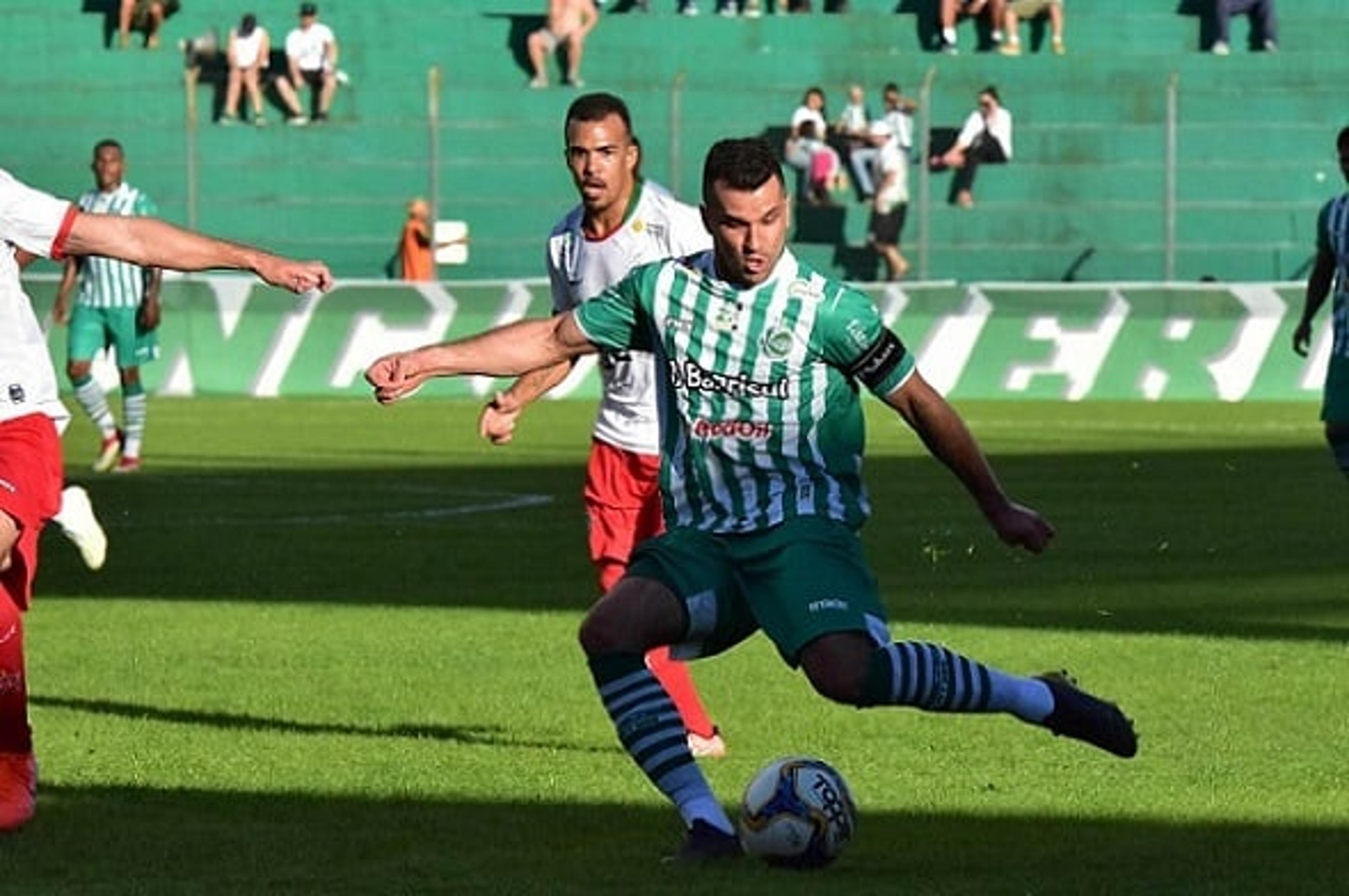 Após deixar o Juventude, Eltinho estaria acertando com o Figueirense